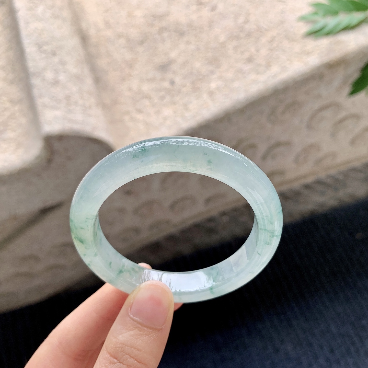 正圈49 50【圈口】50.4/10.3/8【编码】C5040940【描述】冰飘花，清透，水润，种老，细腻，无纹裂