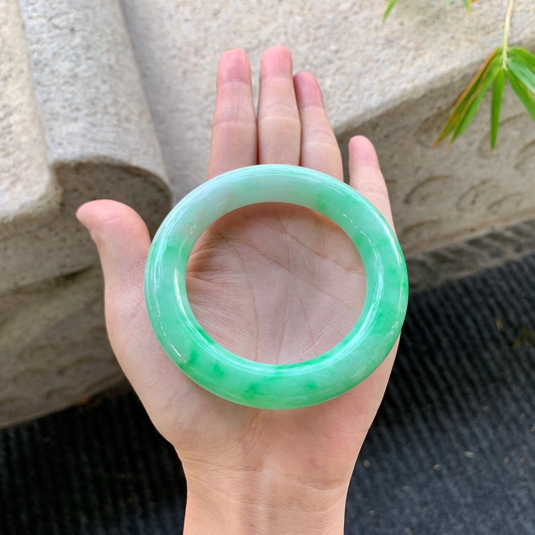 圆条53 54【圈口】54/11.4/11.7【编码】BA040580【描述】阳绿，水润，种老，细腻，有纹线