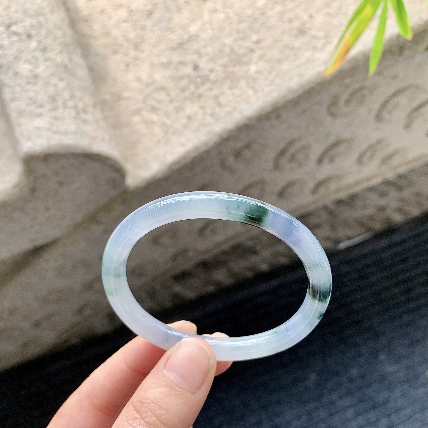 贵妃49 50 【圈口】52.5/44.5/6.7/6.5 【编码】B2041081 【描述】紫罗兰飘花，水润，种老，细腻，打灯有纹线