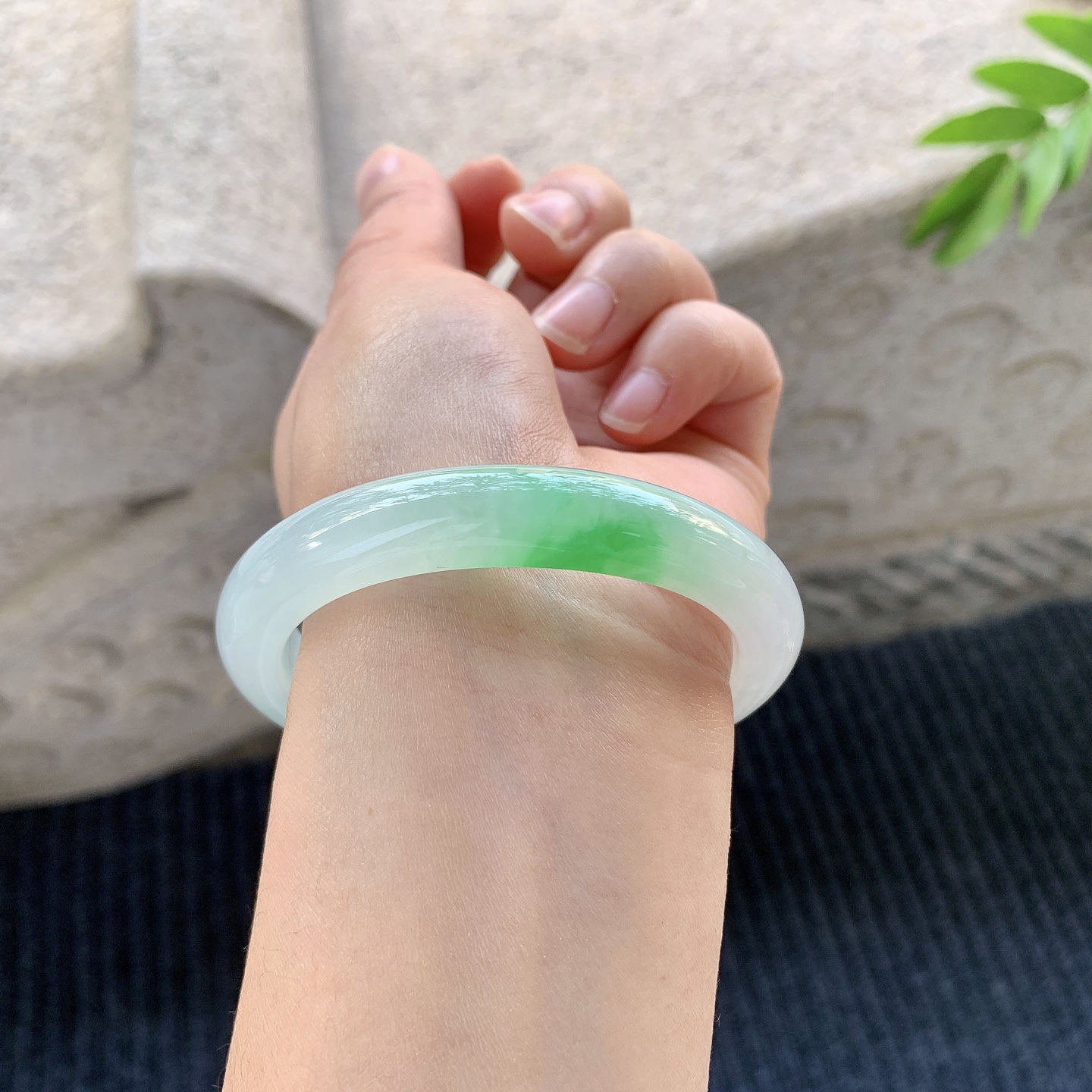 贵妃52 53【圈口】53.3/46.8/10/8.1【】喜询【编码】LZ011958【描述】冰糯飘阳绿，水润，种老，细腻，无纹裂