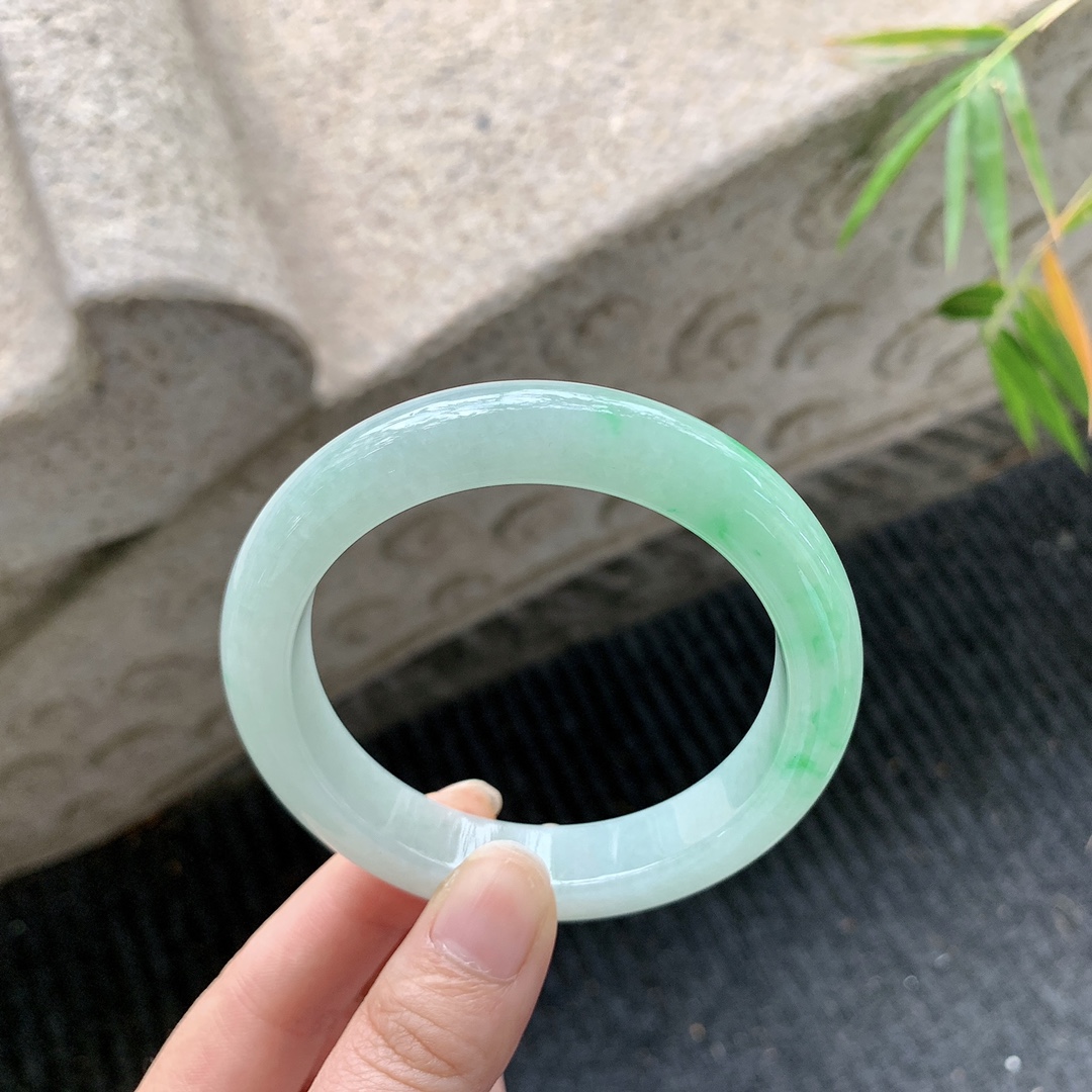 正圈56 57 【圈口】57.6/11.8/9.2 【编码】GL101667 【描述】飘绿，水润，种老，细腻，有棉纹