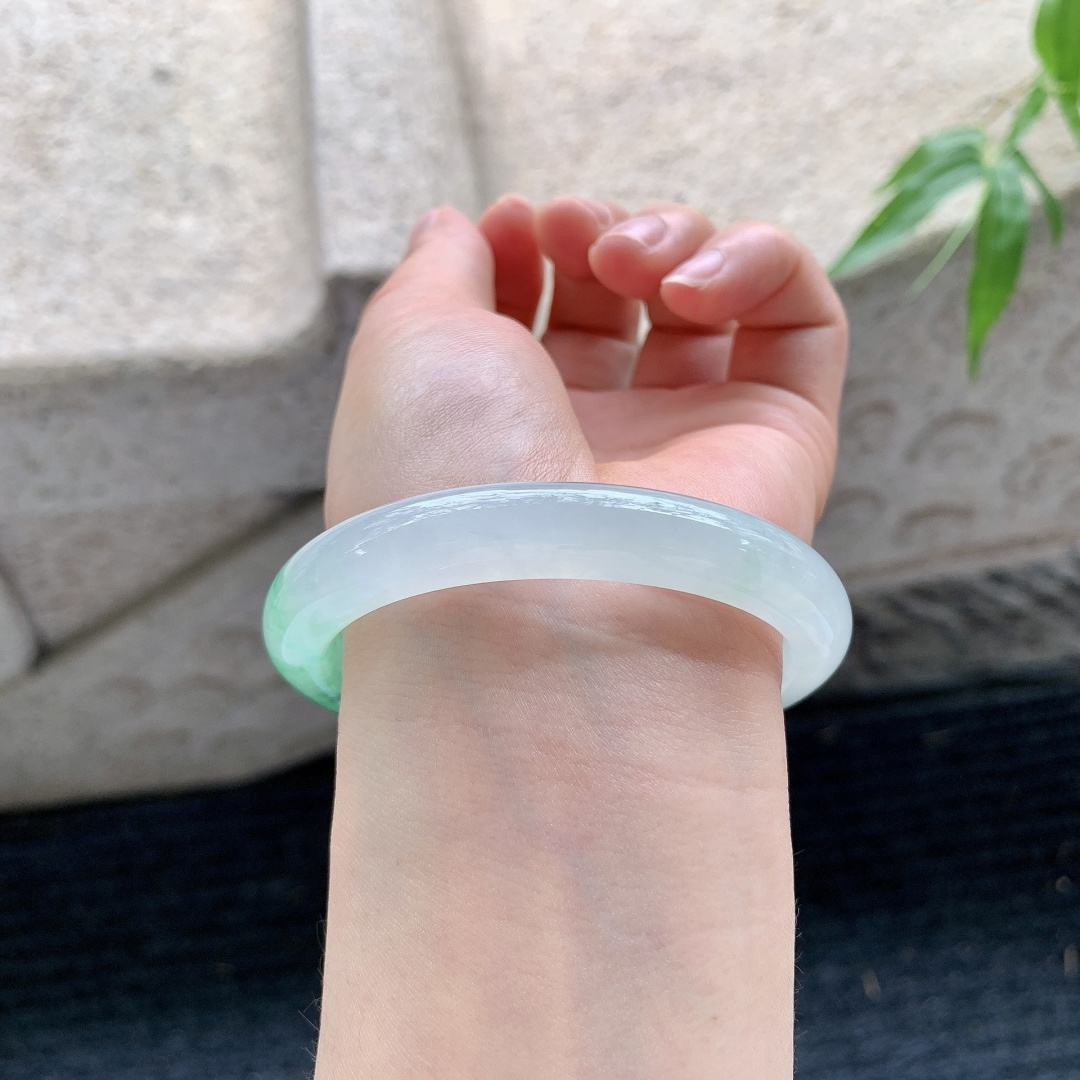 贵妃53 54 【圈口】56.2/49/9.7/7.7 【编码】FL052283 【描述】冰糯飘绿花，清透，水润，种老，细腻，打灯有纹线