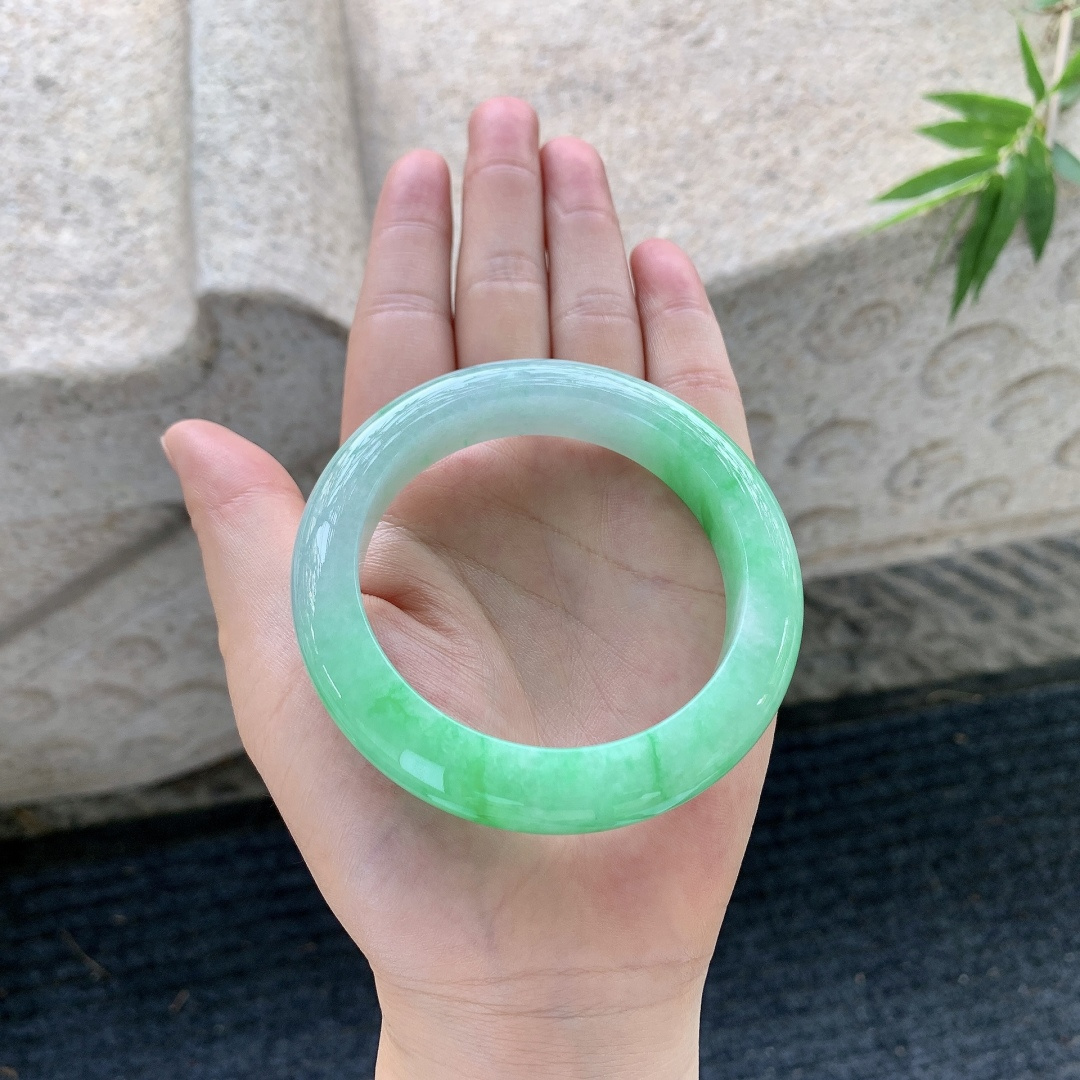 正圈54 55【圈口】55/12/10【编码】YT031568【描述】阳绿，水润，种老，细腻，无纹裂