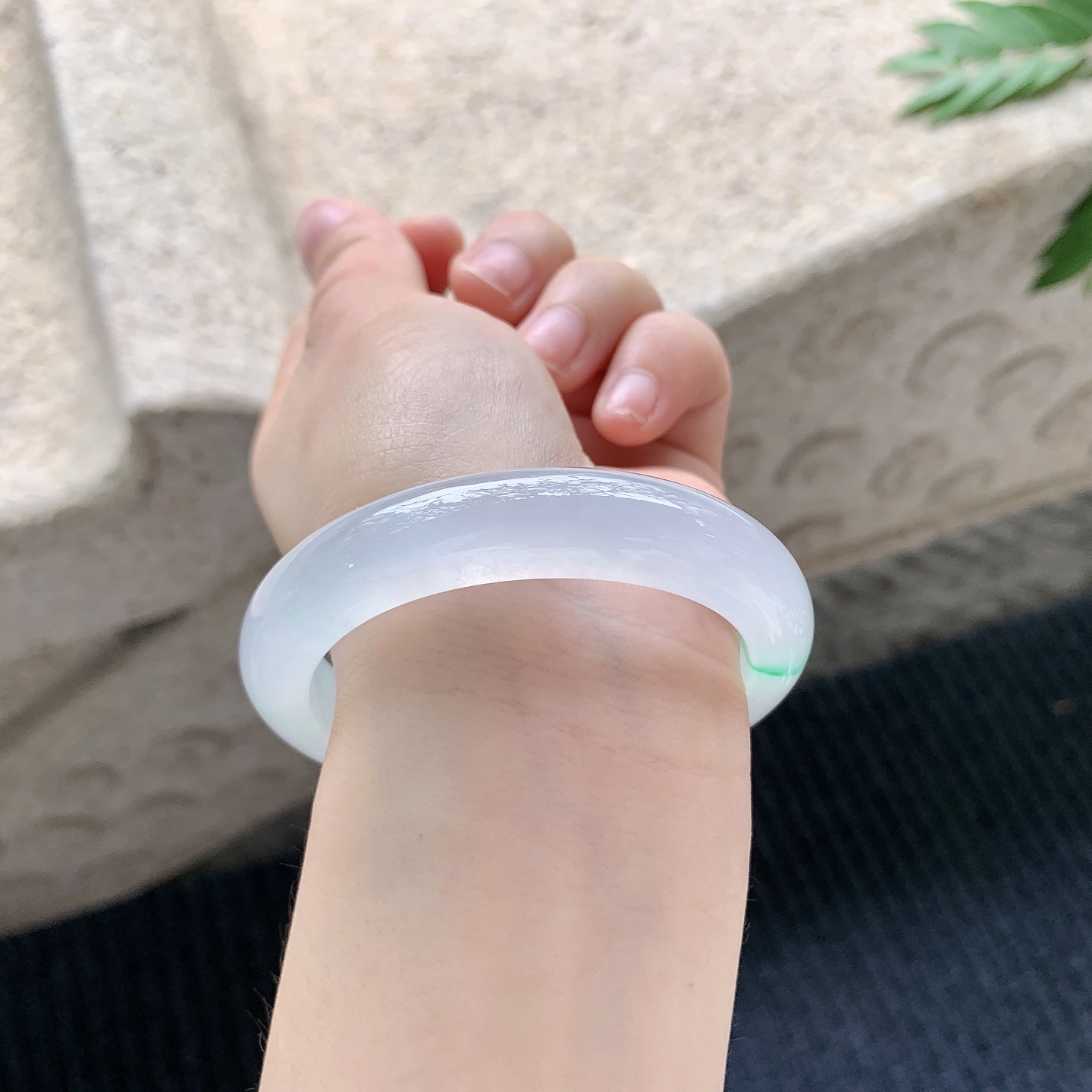 正圈53 54 【圈口】53.5/11.7/8.6 【编码】X040937 【描述】冰飘绿，水润，种老，细腻，打灯有棉纹线