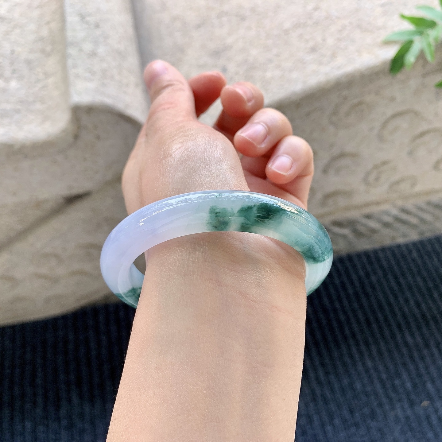 正圈55 56 【圈口】56/10.4/8.8 【编码】BA031360 【描述】冰糯紫罗兰飘花，水润，种老，细腻，打灯有絮线