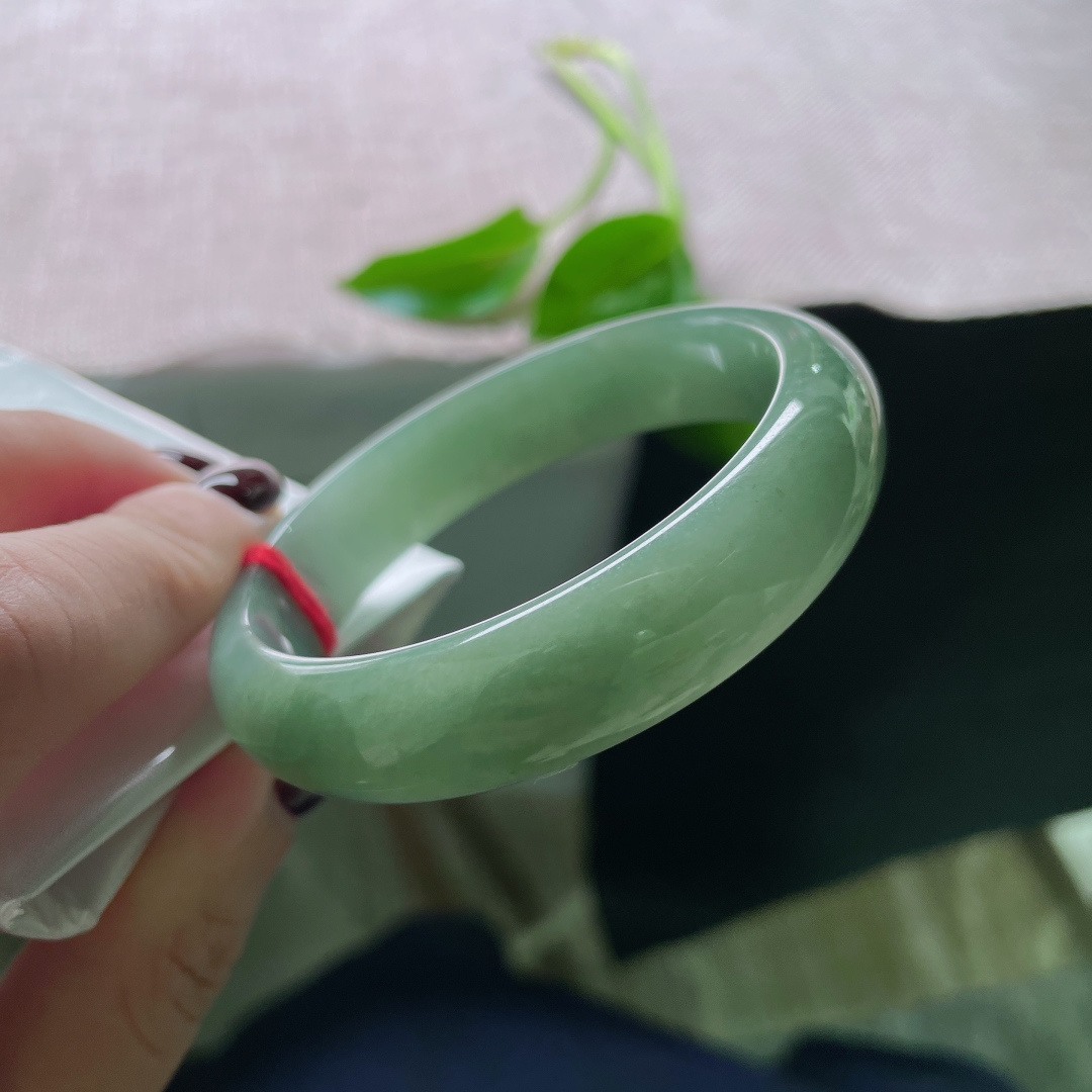 53.7/13.4/6.8。油青正圈，水润细腻，种老，佩戴沉稳，一点皮纹不显，ss49223a