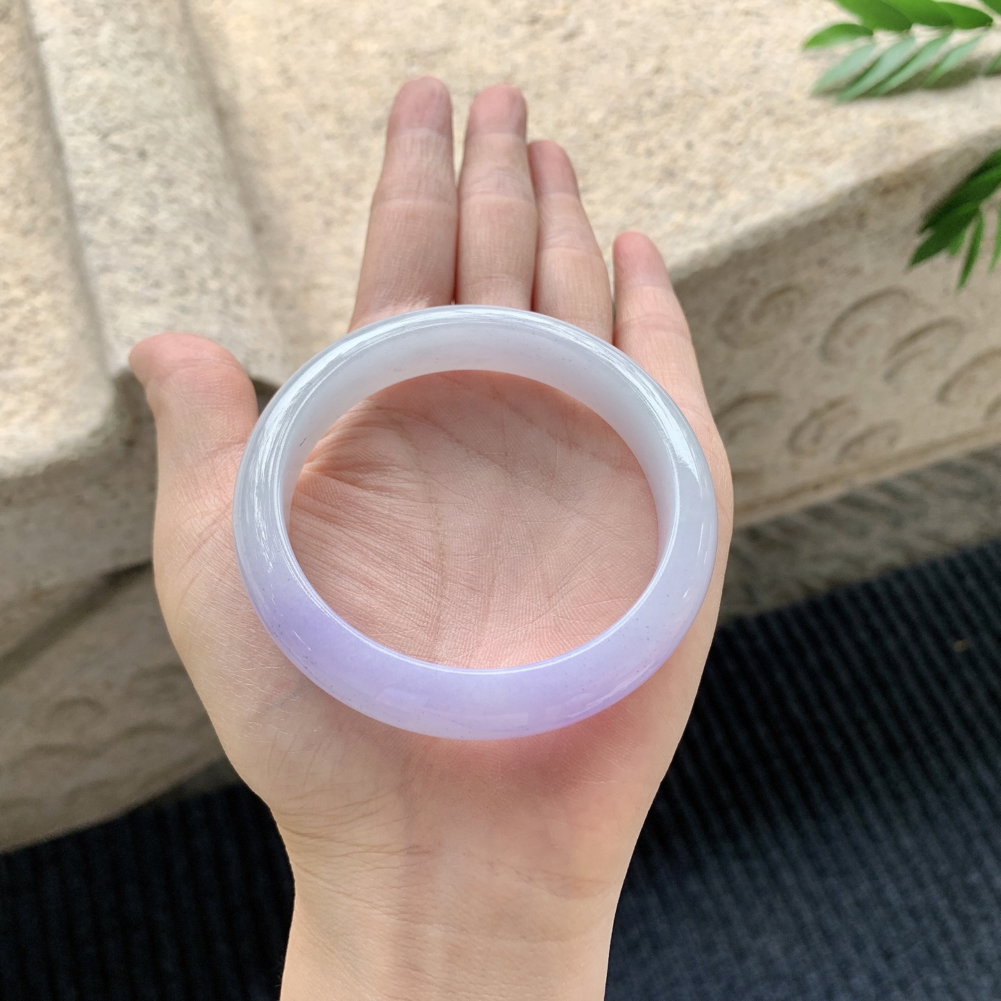 正圈55 56【圈口】56/11.6/7.3【编码】DW040902【描述】细糯紫罗兰，水润，种老，细腻，打灯有棉线