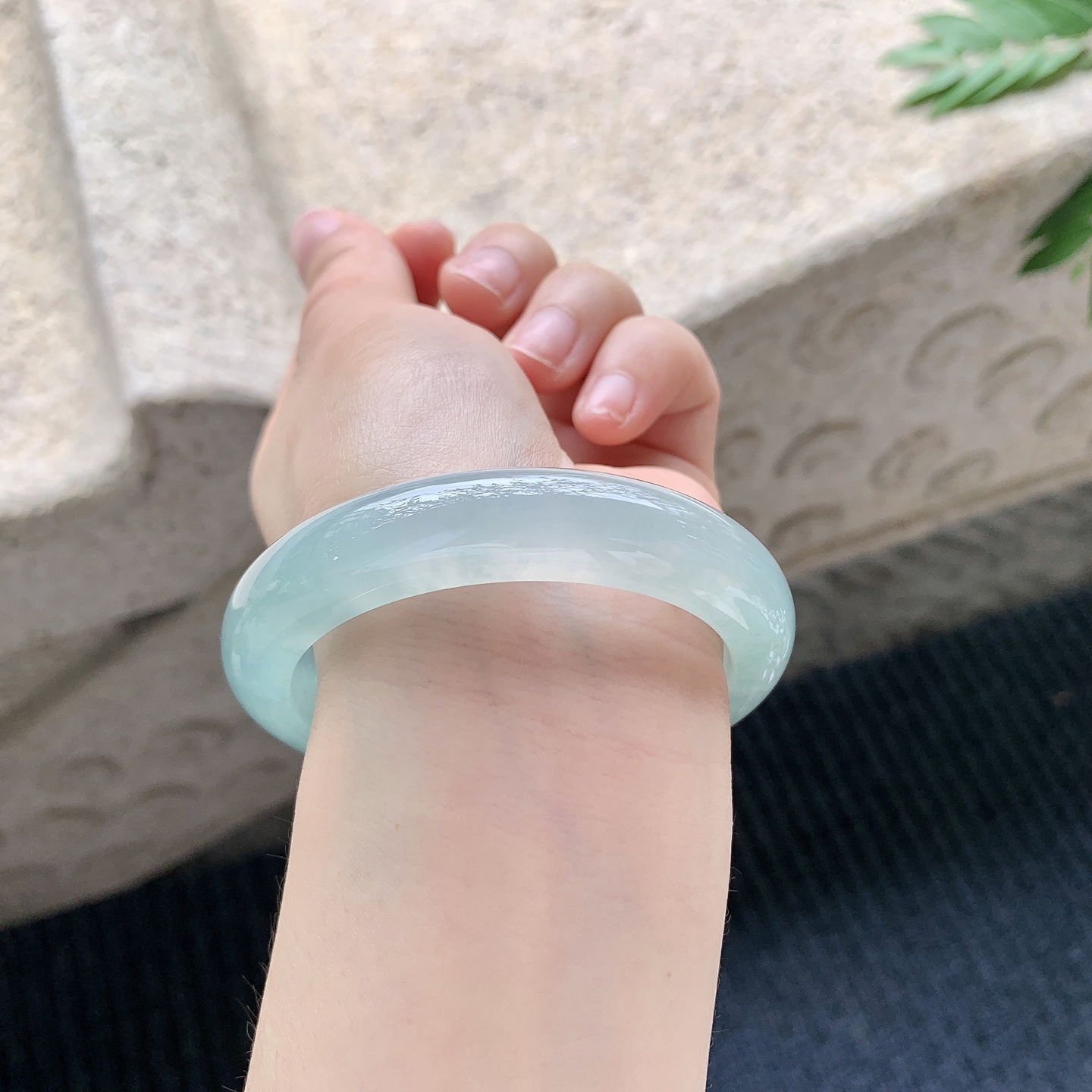 正圈53 54【圈口】54.2/12.2/8.8【编码】C5040939【描述】冰糯晴绿，清透，水润，种老，细腻，打灯有絮线