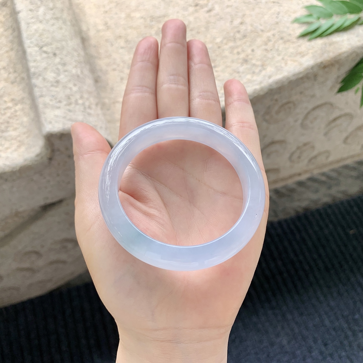 正圈52 53 【圈口】53.2/11.4/8.3 【编码】C5040943 【描述】冰糯紫罗兰，水润，种老，细腻，打灯有絮线