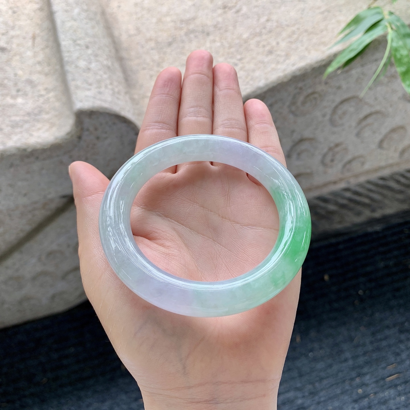 圆条55 56 【圈口】56.6/10.7/11.2 【编码】BA032561 【描述】春彩，飘绿，水润，种老，有纹线