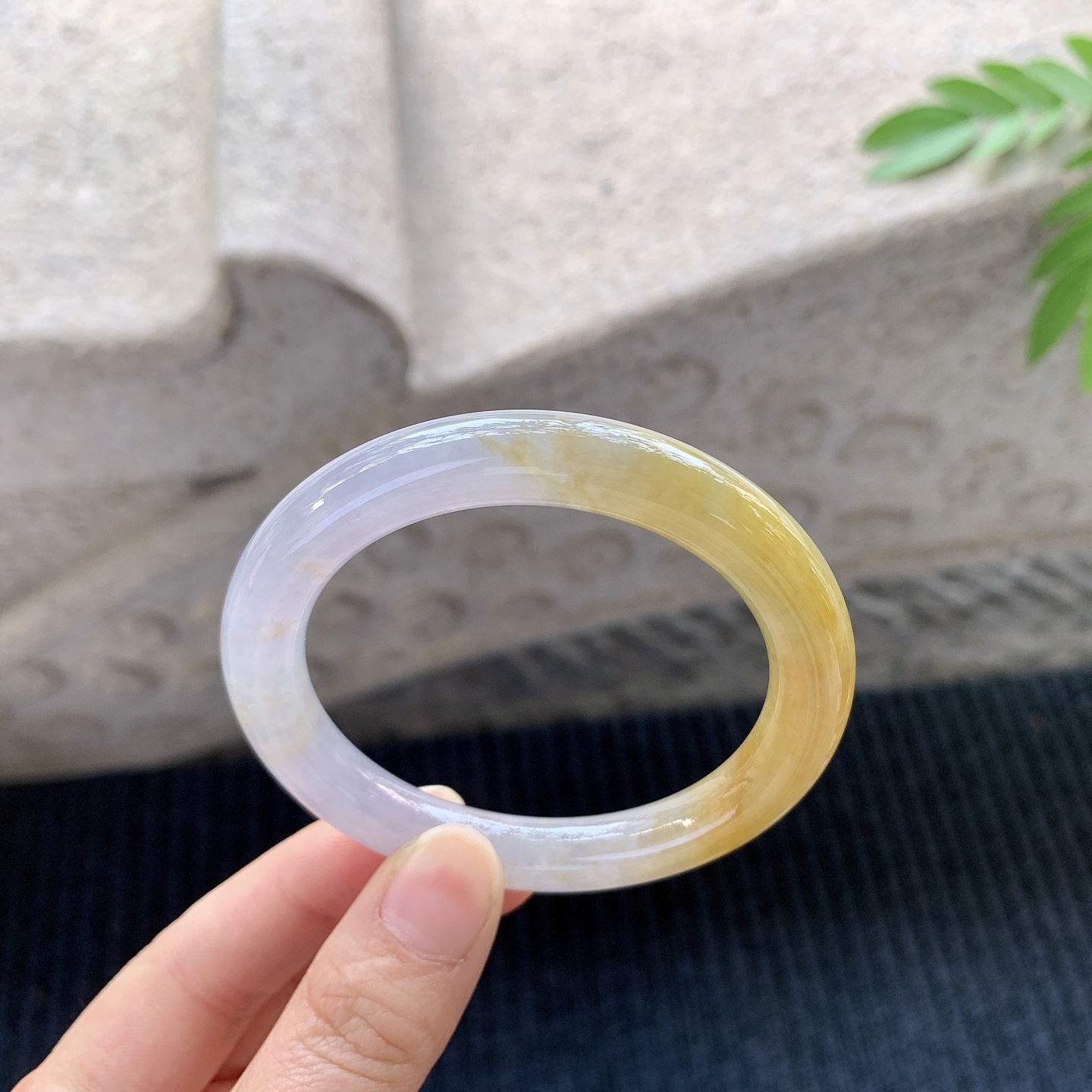 圆条52 53【圈口】53.4/9.1/9【编码】BA031061【描述】双彩，黄翡，水润，种老，细腻，打灯有絮线