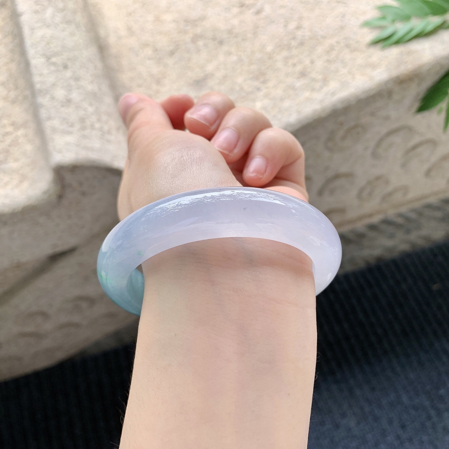 正圈57 58 【圈口】58.5/13.6/9.3 【编码】N2040929 【描述】糯冰椿彩，水润，种老，细腻，无纹裂