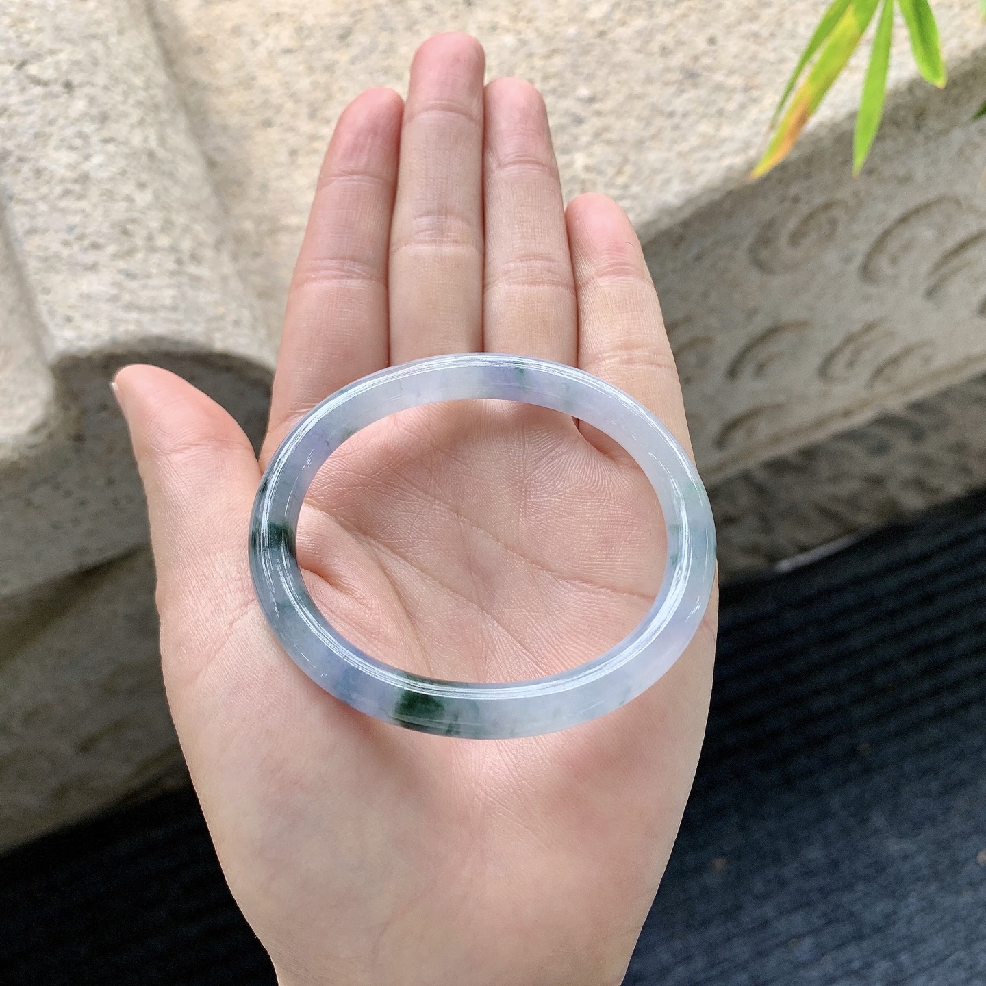 贵妃49 50 【圈口】52.5/44.5/6.7/6.5 【编码】B2041081 【描述】紫罗兰飘花，水润，种老，细腻，打灯有纹线