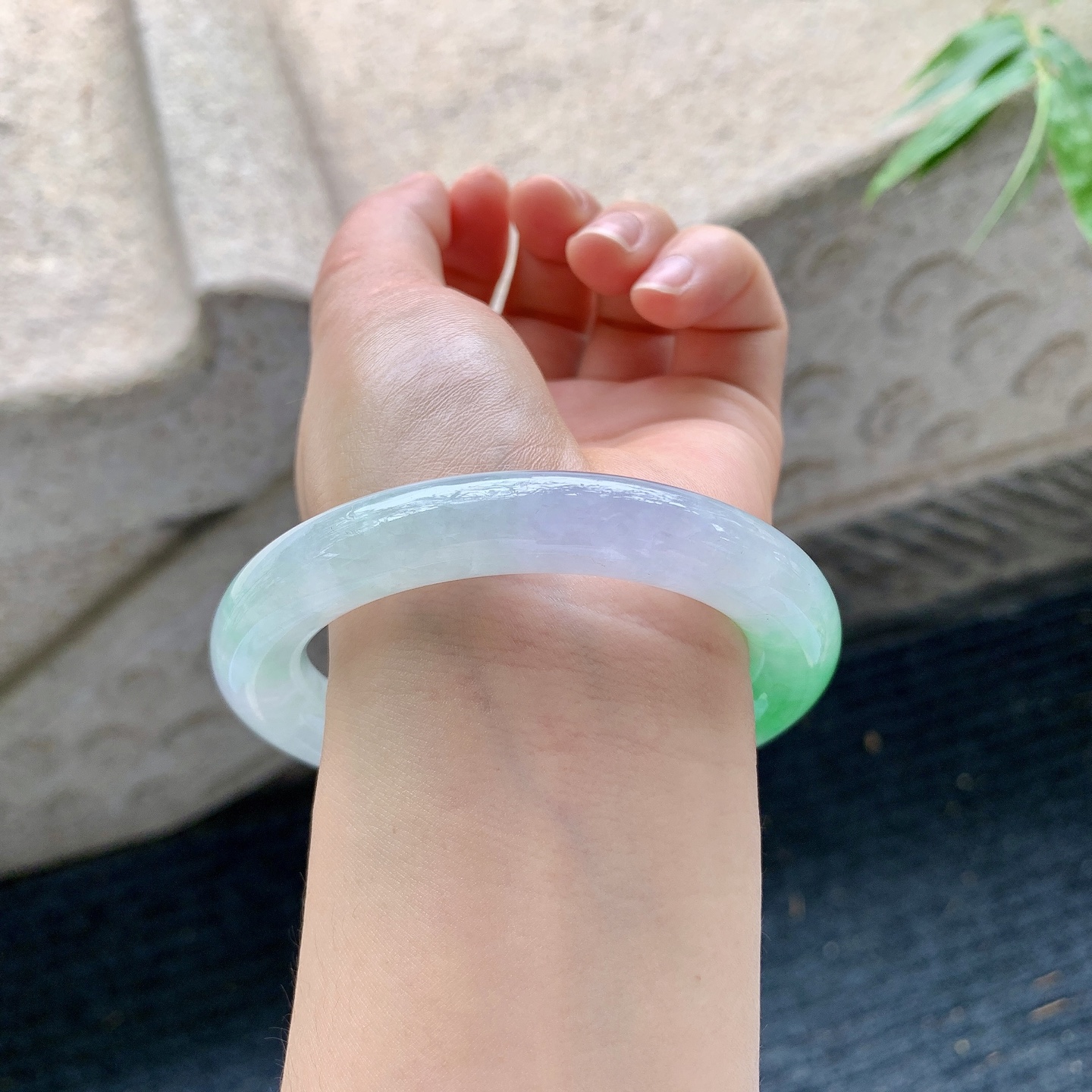 圆条55 56 【圈口】56.6/10.7/11.2 【编码】BA032561 【描述】春彩，飘绿，水润，种老，有纹线