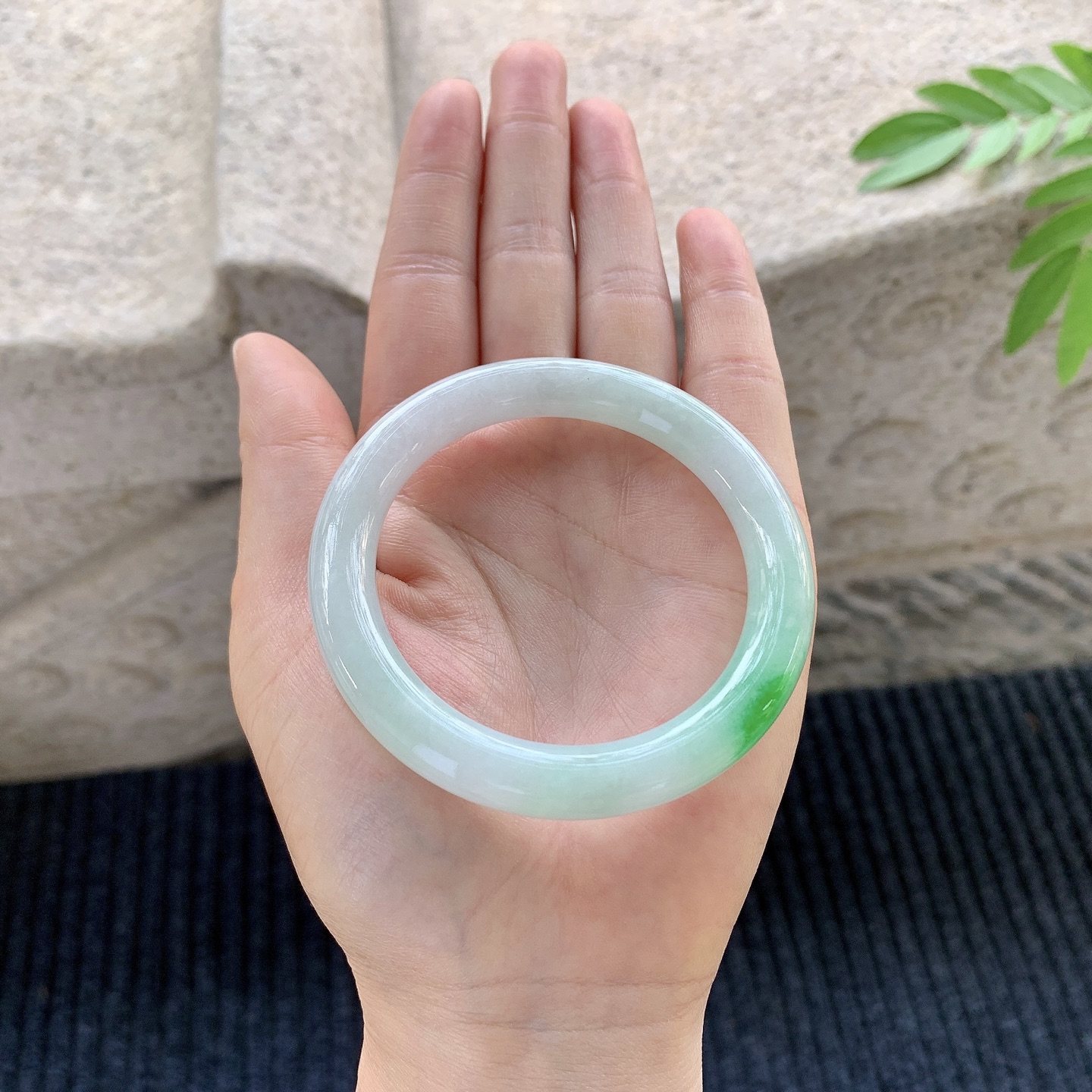 圆条51 52 【圈口】52.2/8.8/9 【编码】FL031260 【描述】飘绿，水润，种老，细腻，打灯有絮线