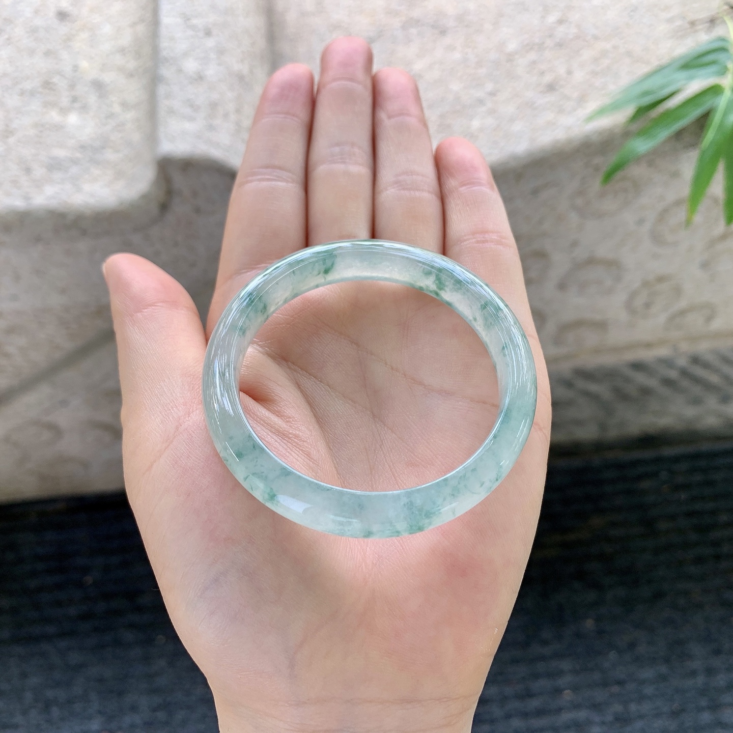 正圈48 49 【圈口】49.3/8.8/6.3 【编码】T1012051 【描述】冰飘花，清透，水润，种老，细腻，打灯有棉纹