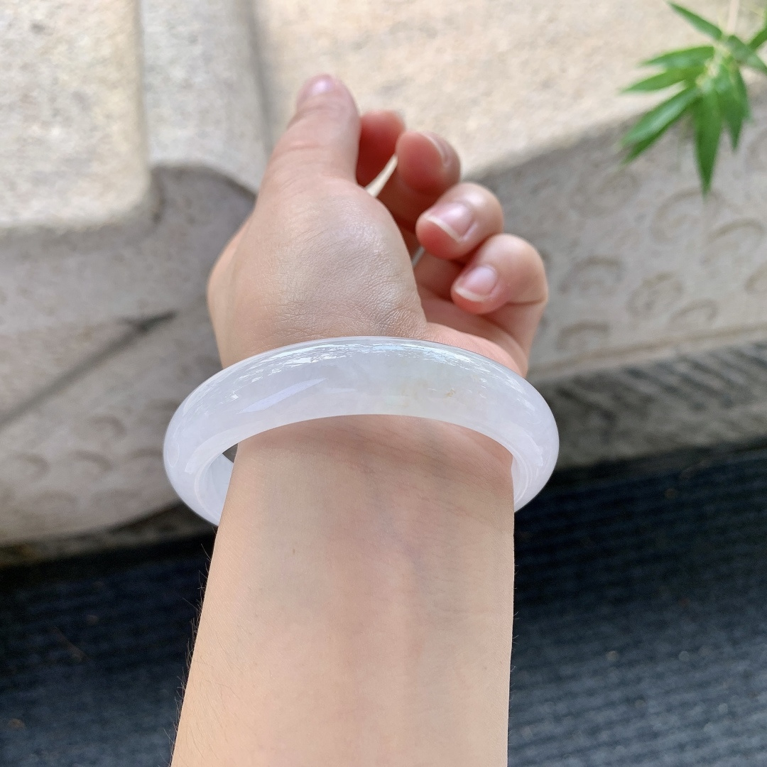 正圈55 56【圈口】55.7/12.5/7.8【编码】Q5031280【描述】飘黄翡飘绿，水润，种老，细腻，打灯有棉线