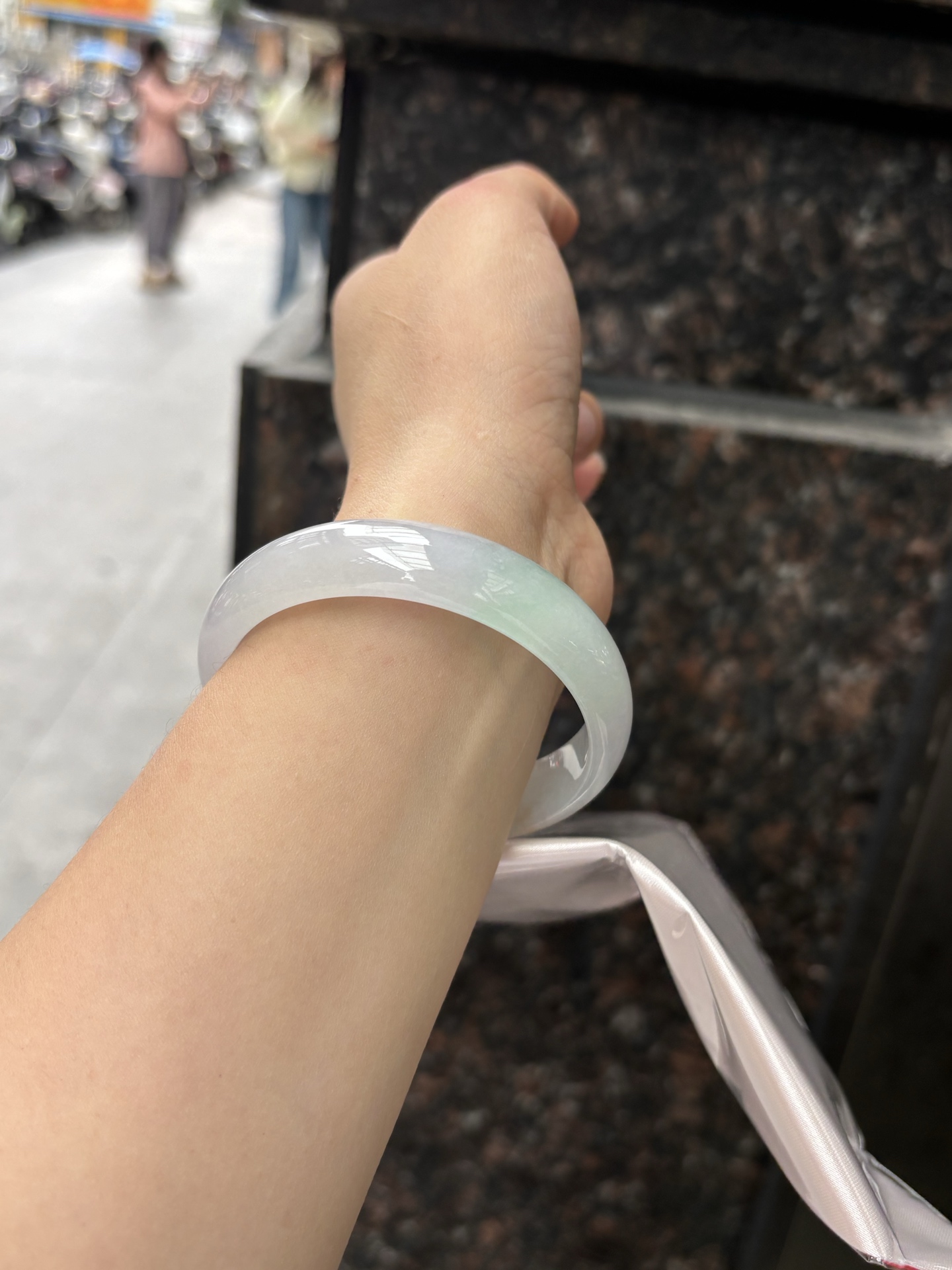 三彩宽版正圈 57.7-14.2-7 0408-N379 ，底妆冰润，春彩洒金，有三彩特色，仿佛彩虹般的色彩，绚丽梦幻，气质清新淡雅，上手靓丽大方。