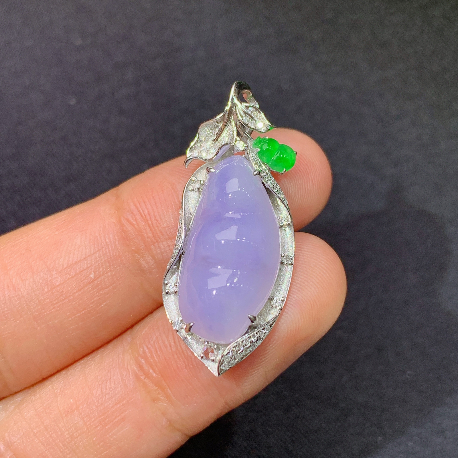 淡紫罗兰福豆吊坠，18k金镶嵌，温润细腻，颜色鲜艳，Jz 尺寸30.5*12.8*5.9