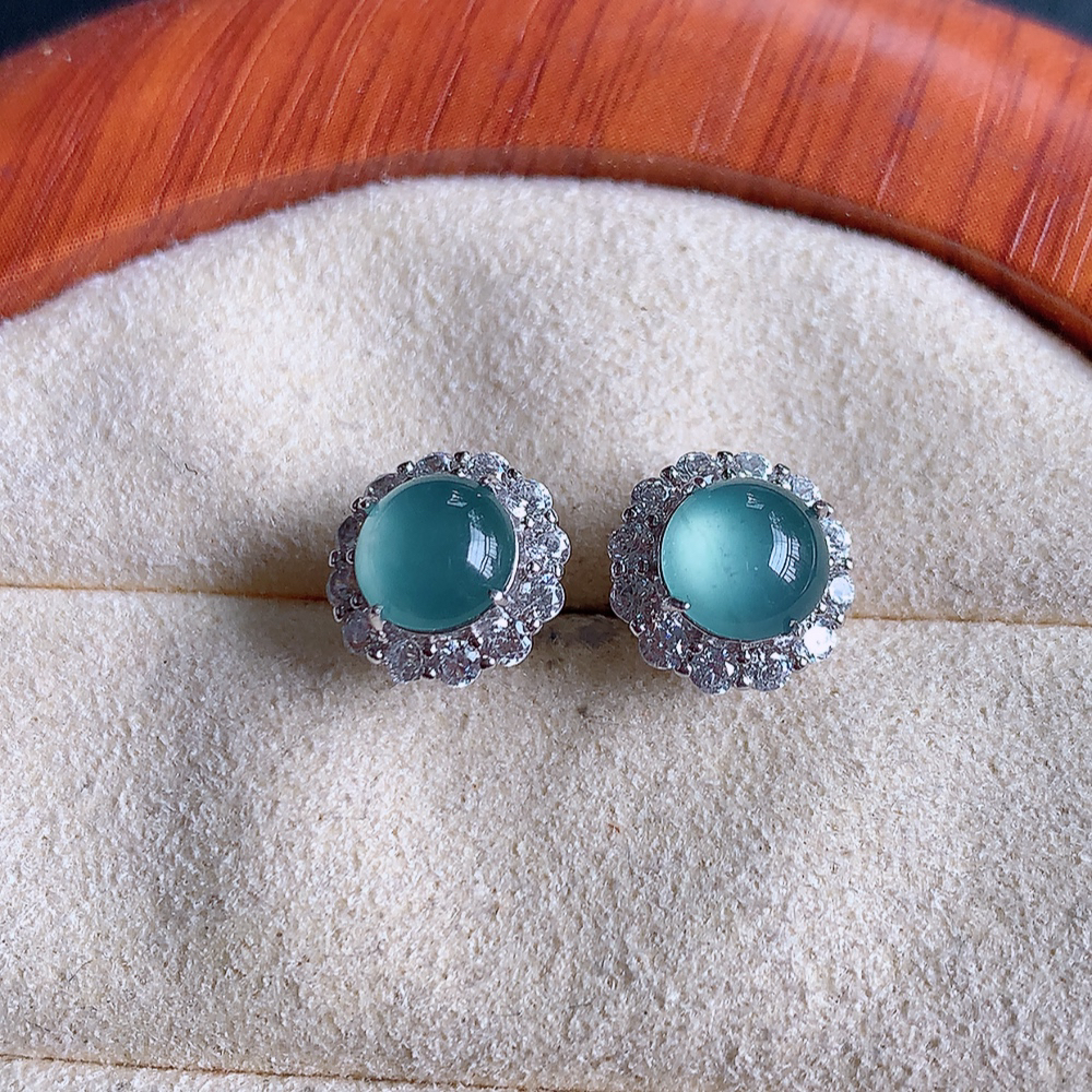 冰晴水翡翠925银镶嵌耳钉，自然光实拍，翠色灵动，颜色漂亮，种老水足，品相佳，佩戴佳品！W481.8