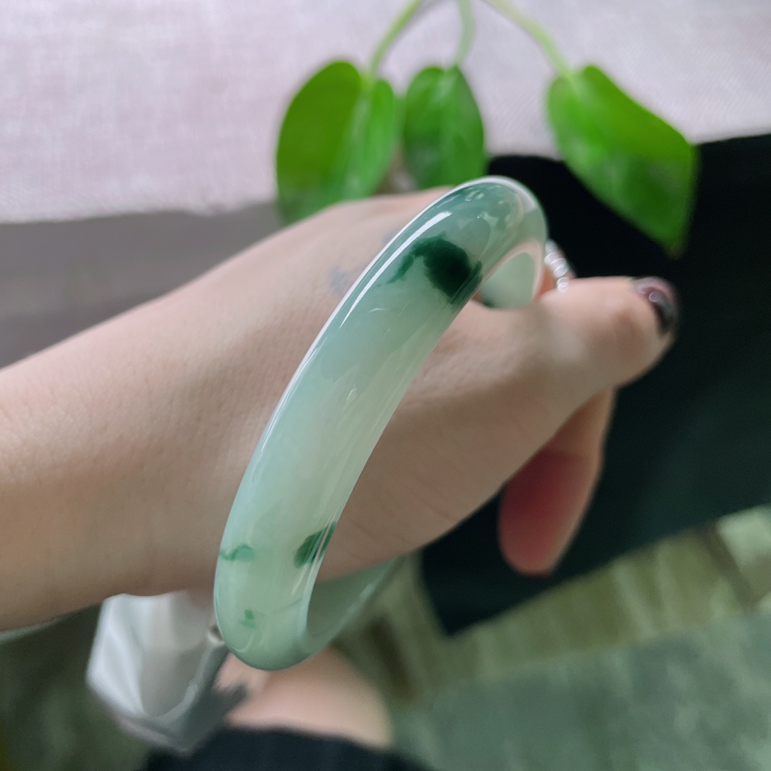 60.3/11.2/8飘花正圈，大圈口，菀菀类卿，一缕冰底青花，锁住一汪山水灵秀。，ss49405a