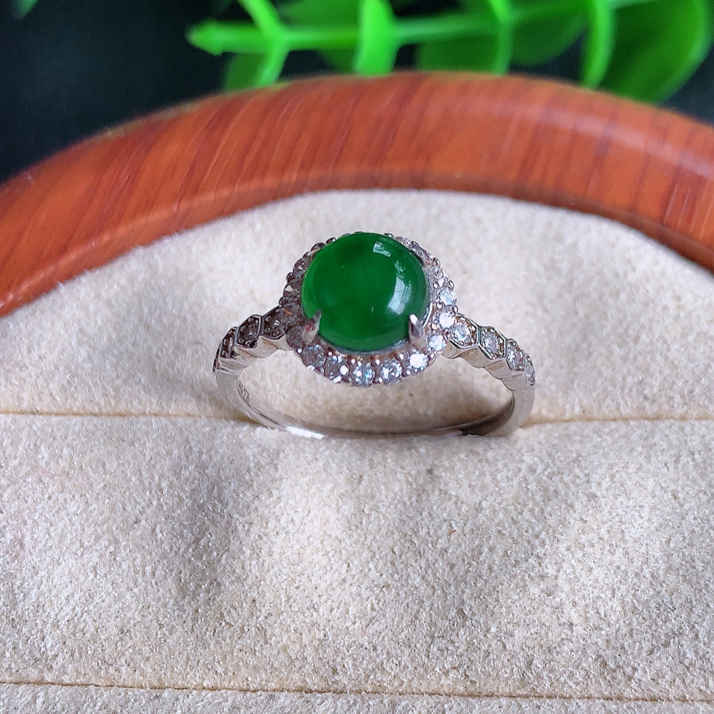 冰满绿翡翠蛋面戒指 925银镶嵌  玉质细腻  冰清玉润  飘花灵动  颜色漂亮  W481.8  内径尺寸：17-9.8-7mm  裸石尺寸：7mm