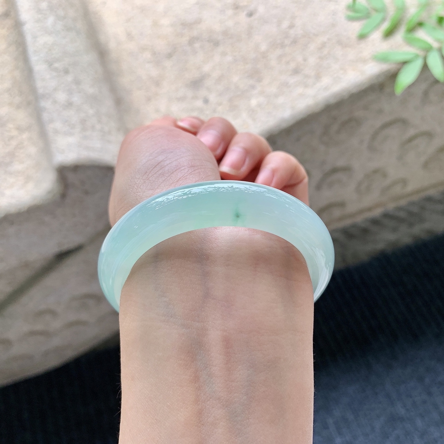 正圈49 50 【圈口】50.1/11.6/8.4 【编码】DZ041022 【描述】冰糯晴绿，水润，种老，细腻，打灯有絮线