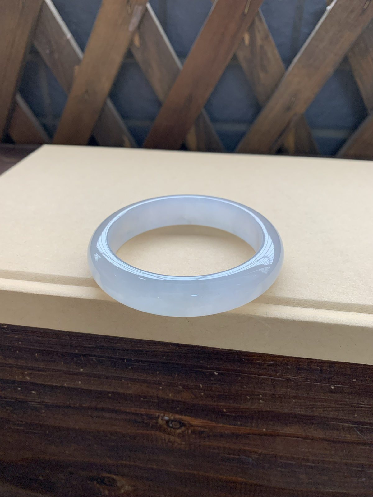 冰种白月光手镯。小手福利价，特别好看，性价比高，冰丝不显。