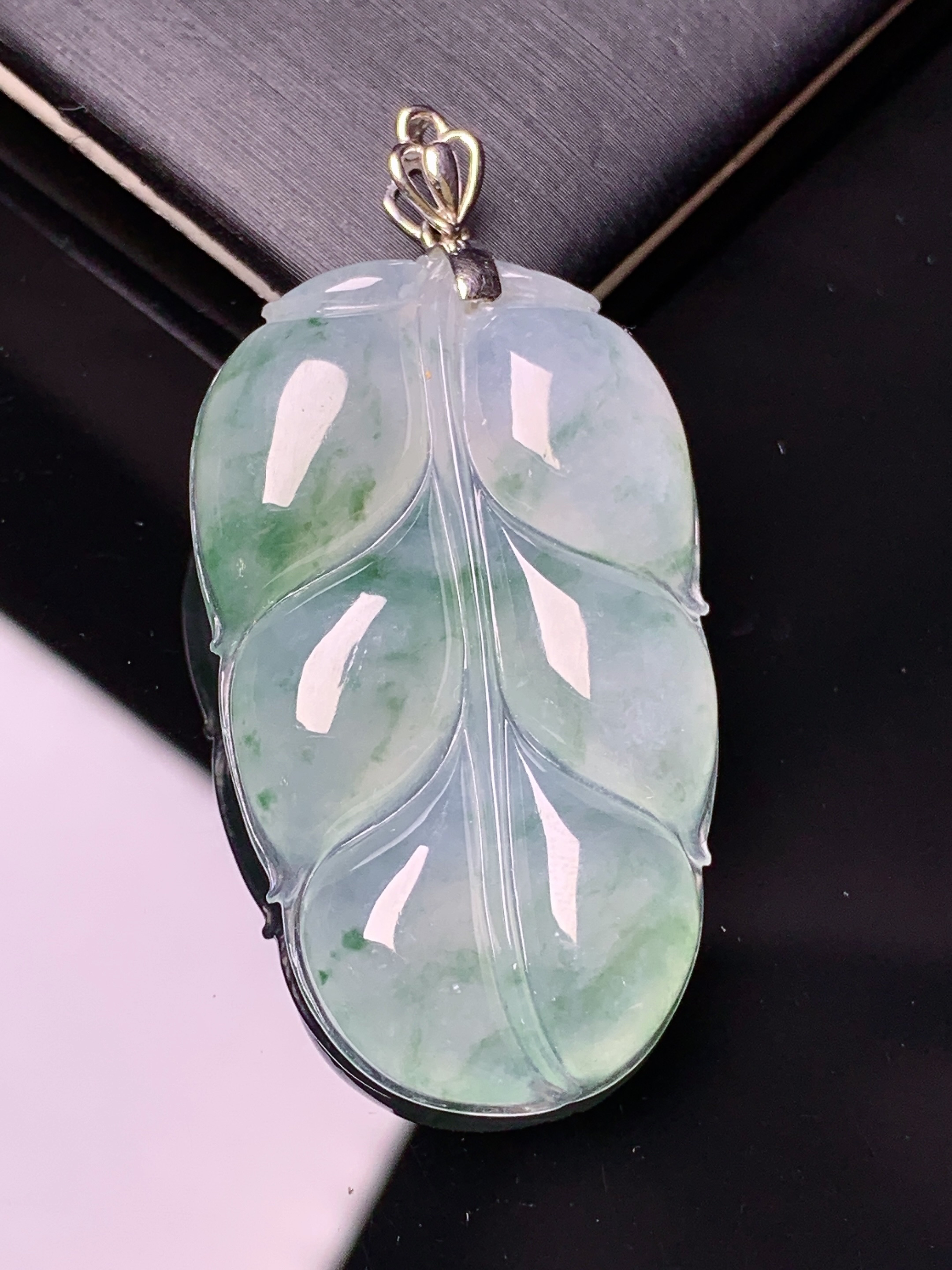 18k金镶嵌冰种飘绿树叶吊坠 玉质细腻 色泽艳丽清新 水润亮眼 整体尺寸47.8*23.5*5.2y