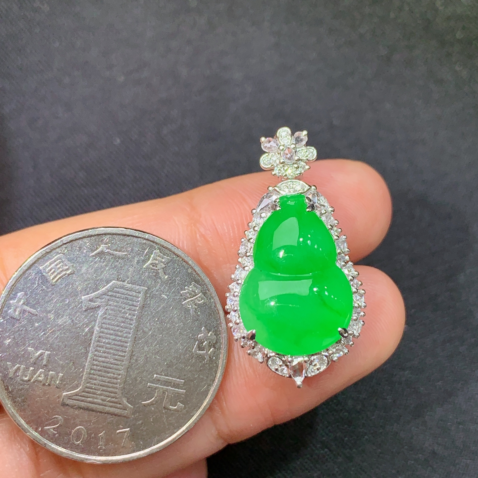 冰阳绿葫芦吊坠，18k金镶嵌，冰润色阳，玉质细腻，种水足，Jz 尺寸26.7*13.9*9.4