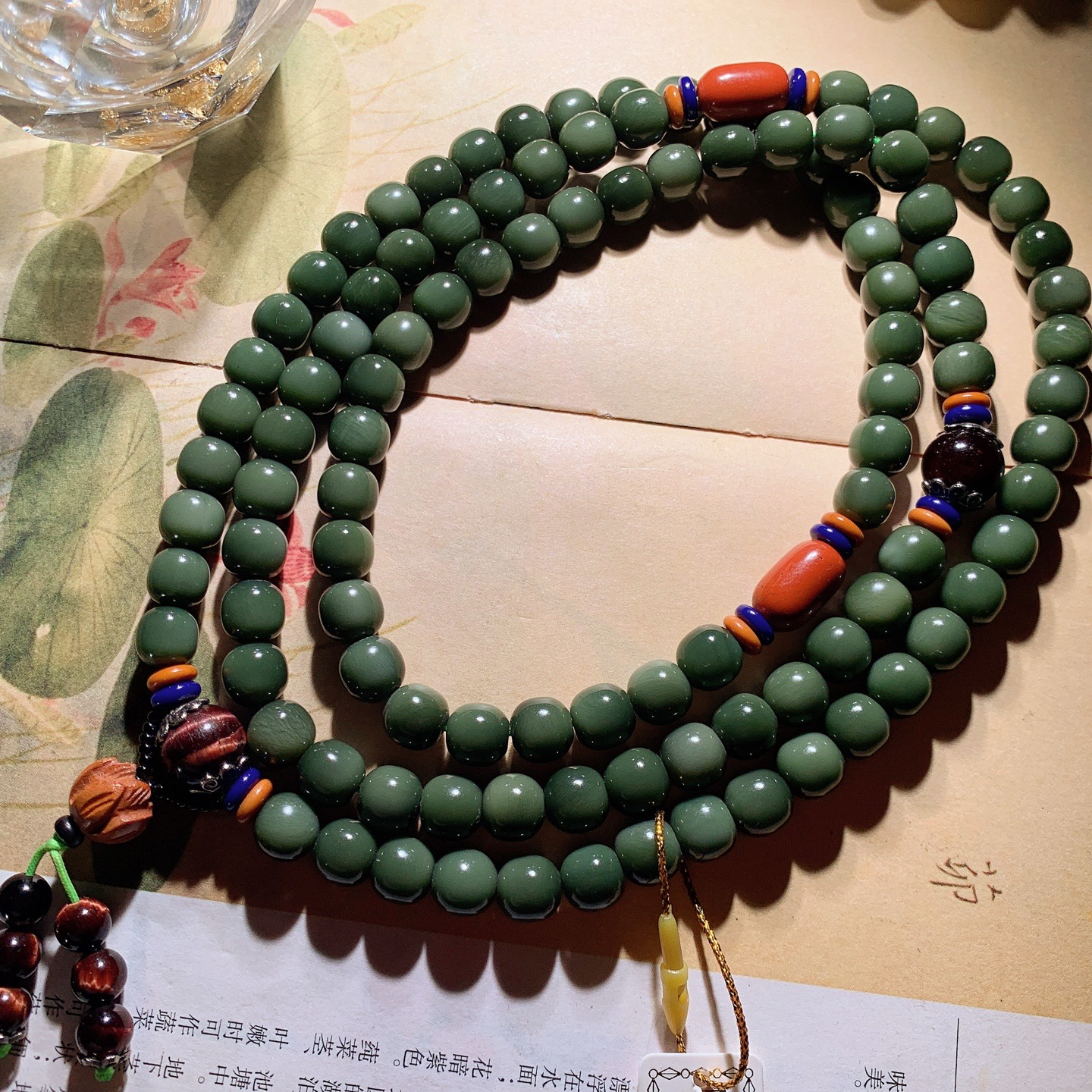 新疆和田玉沙枣青108老型珠项链 单颗尺寸8/8重96克 玉质细腻油润 底色纯净 脂粉好，品质好。l