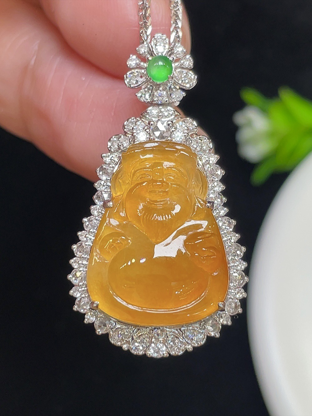 ￼ ️【冰黄翡财神爷】
大件饱满，通透水润，玉质细腻，翠色鲜艳，18k金奢华钻石镶嵌️.