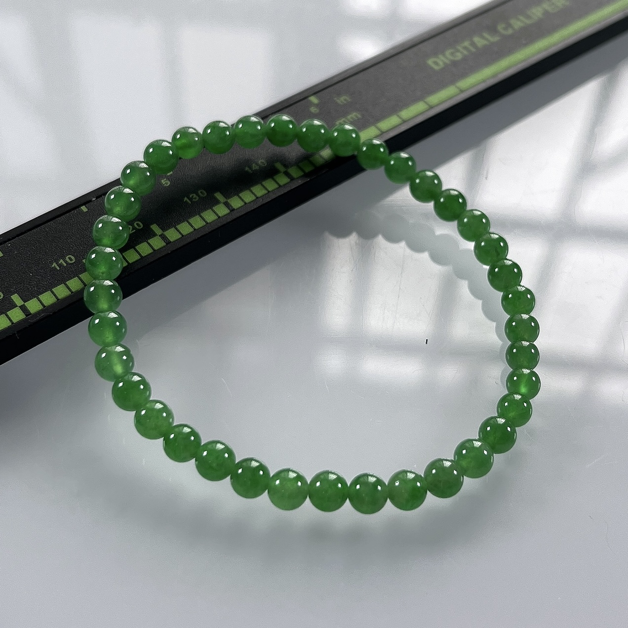 收藏级别，缅甸天然翡翠A货，卡4.6冰种起胶满绿阳绿小米珠小圆珠手串手链，尺寸：4.6mm/38颗，长度170mm，重量：6.06g