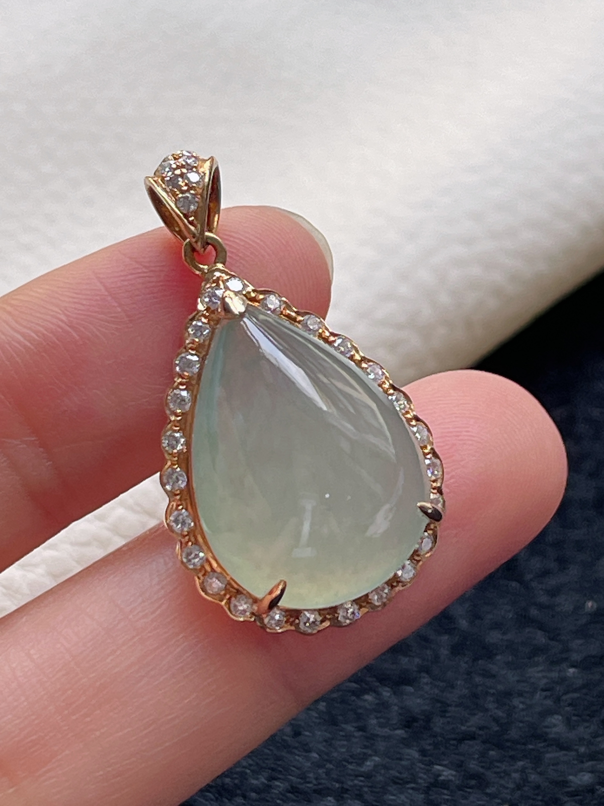 18k金翡翠冰糯种淡绿色水滴型挂件