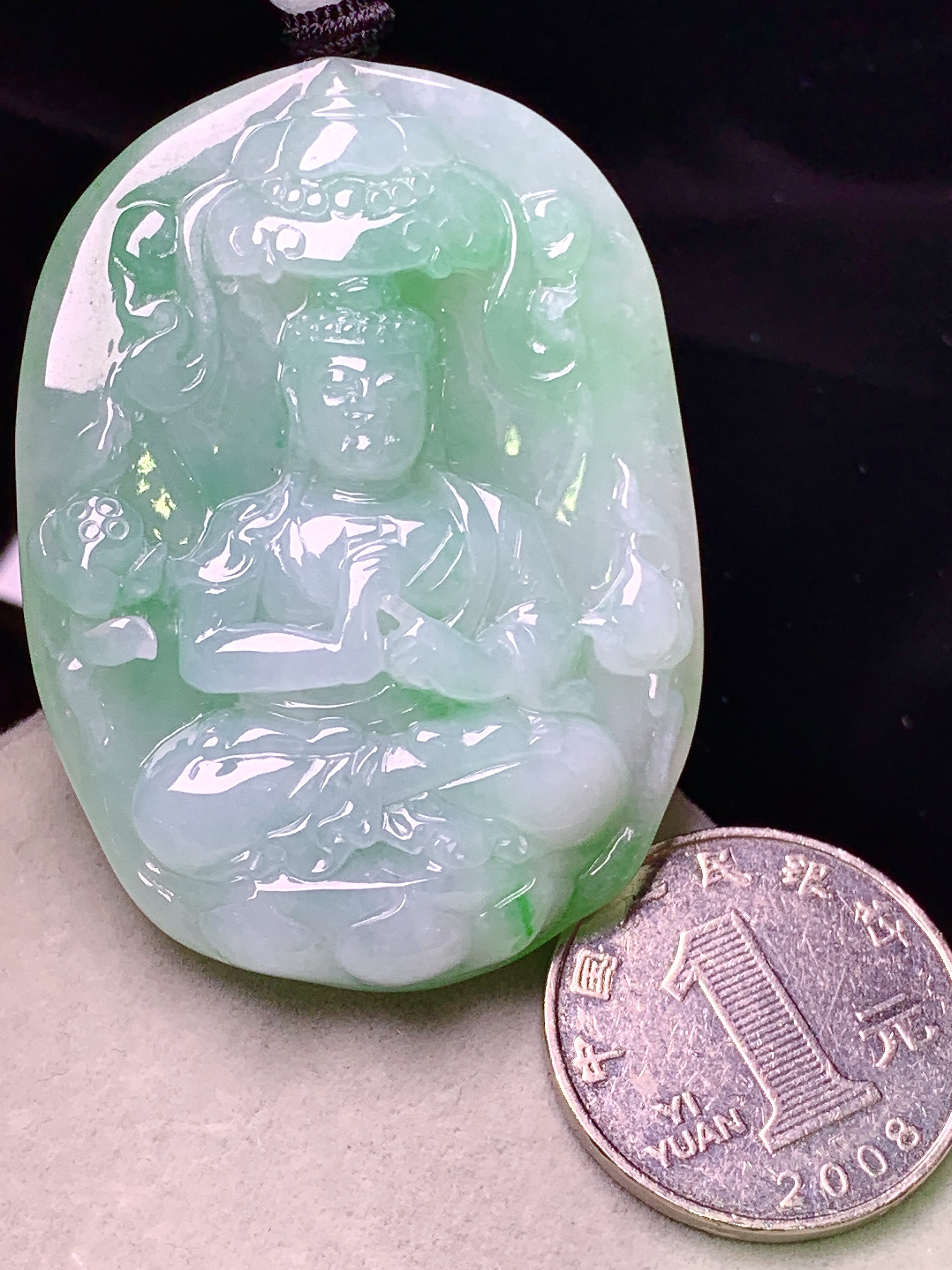 飘绿观音菩萨吊坠 玉质细腻 色泽艳丽清新 水润亮眼 整体尺寸53.5*39.3*10.2w1