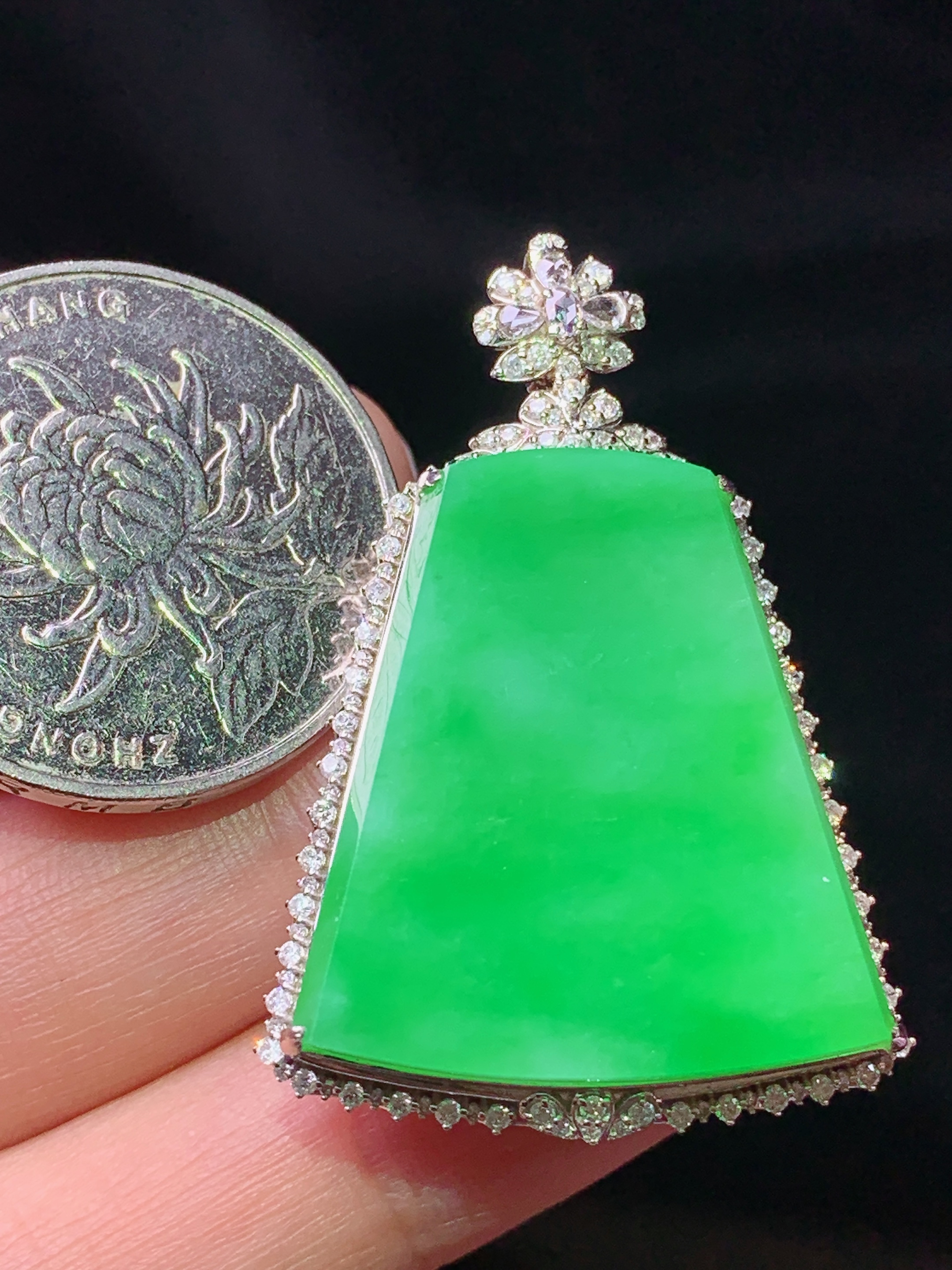 18k金钻镶嵌翠绿无事牌吊坠 玉质细腻 色泽艳丽清新 水润亮眼 整体尺寸38.8*26.8*8.5j2