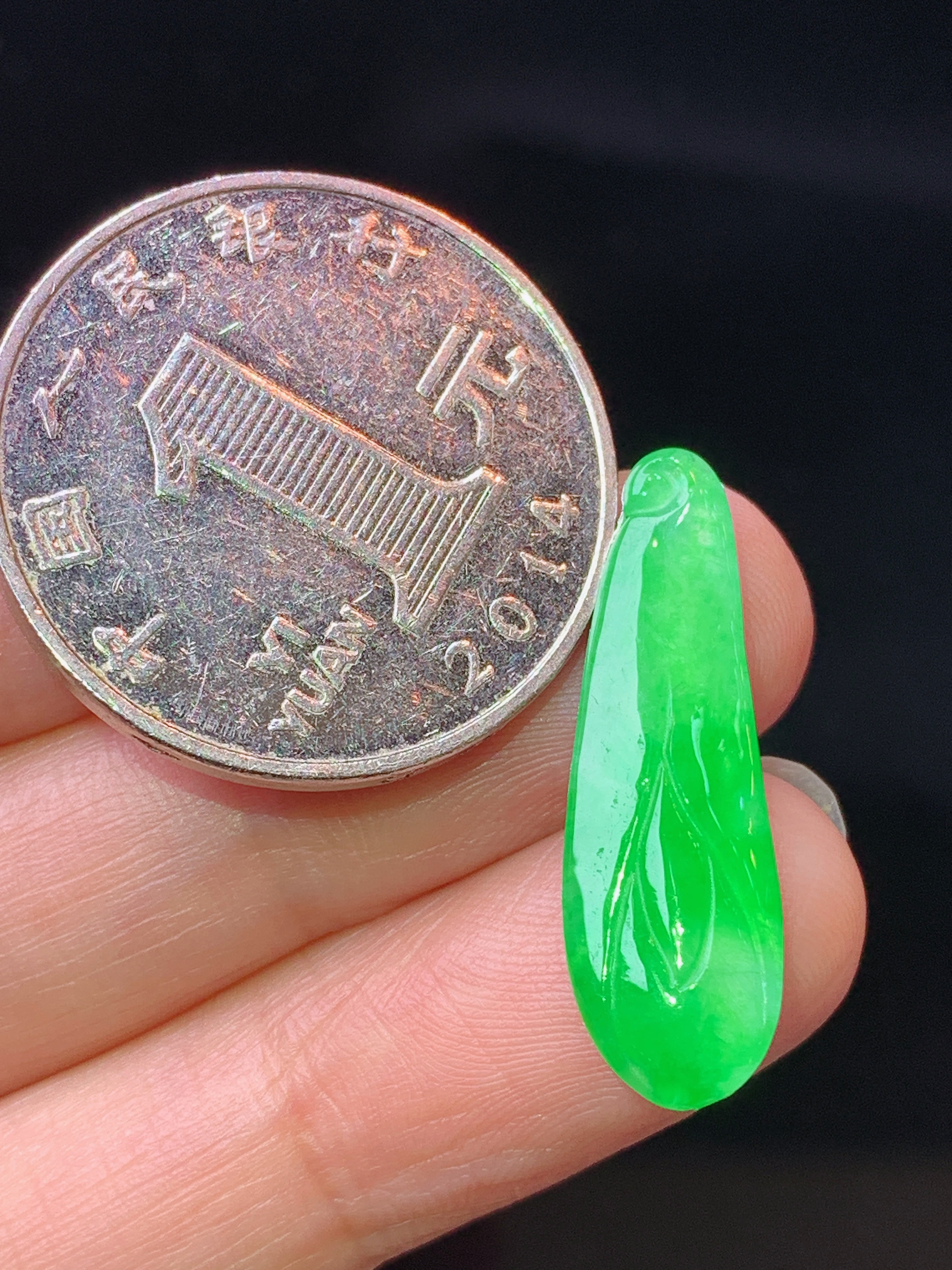 镶嵌款 翠绿福瓜吊坠 玉质细腻 色泽艳丽清新 水润亮眼 整体尺寸25.6*8*2.6j3