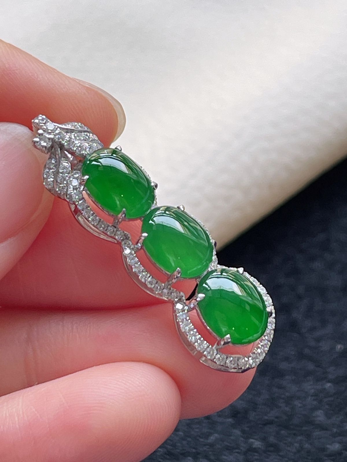 18k金翡翠冰糯种满绿四季豆挂件