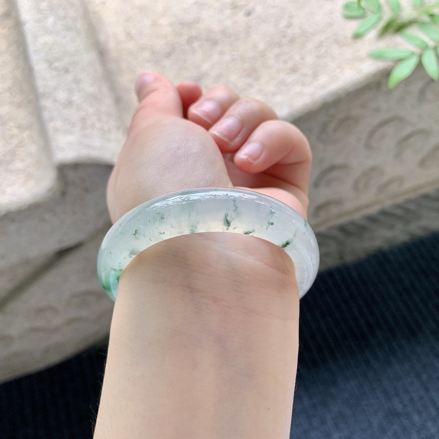 贵妃54 55【圈口】55/49.3/11.3/7.6【编码】A4041014【描述】冰飘花，清透，水润，种老，细腻，无纹裂