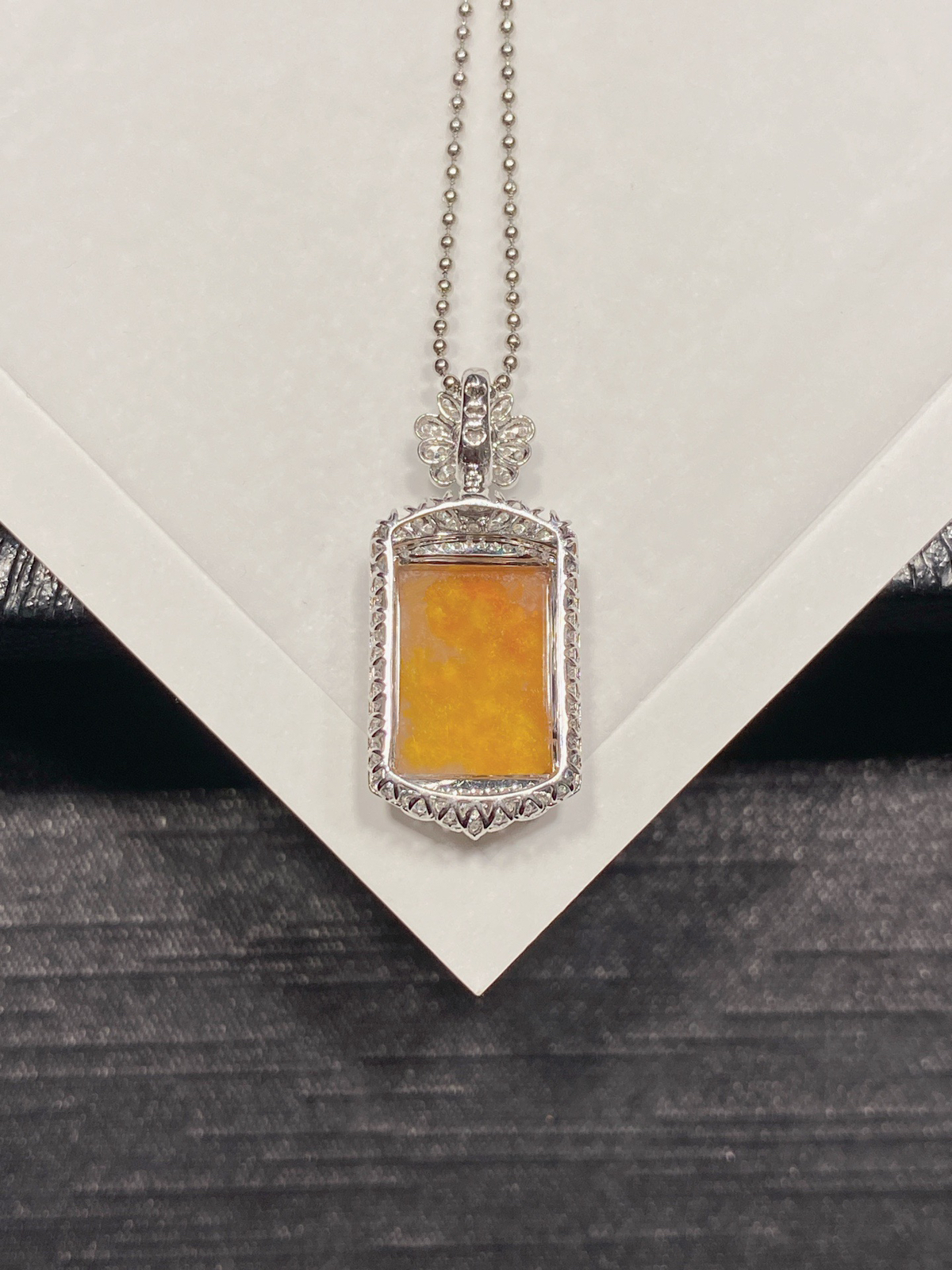 🧡黄翡无事牌
18k金冰润的芬达黄翡，甜得像橘子冻