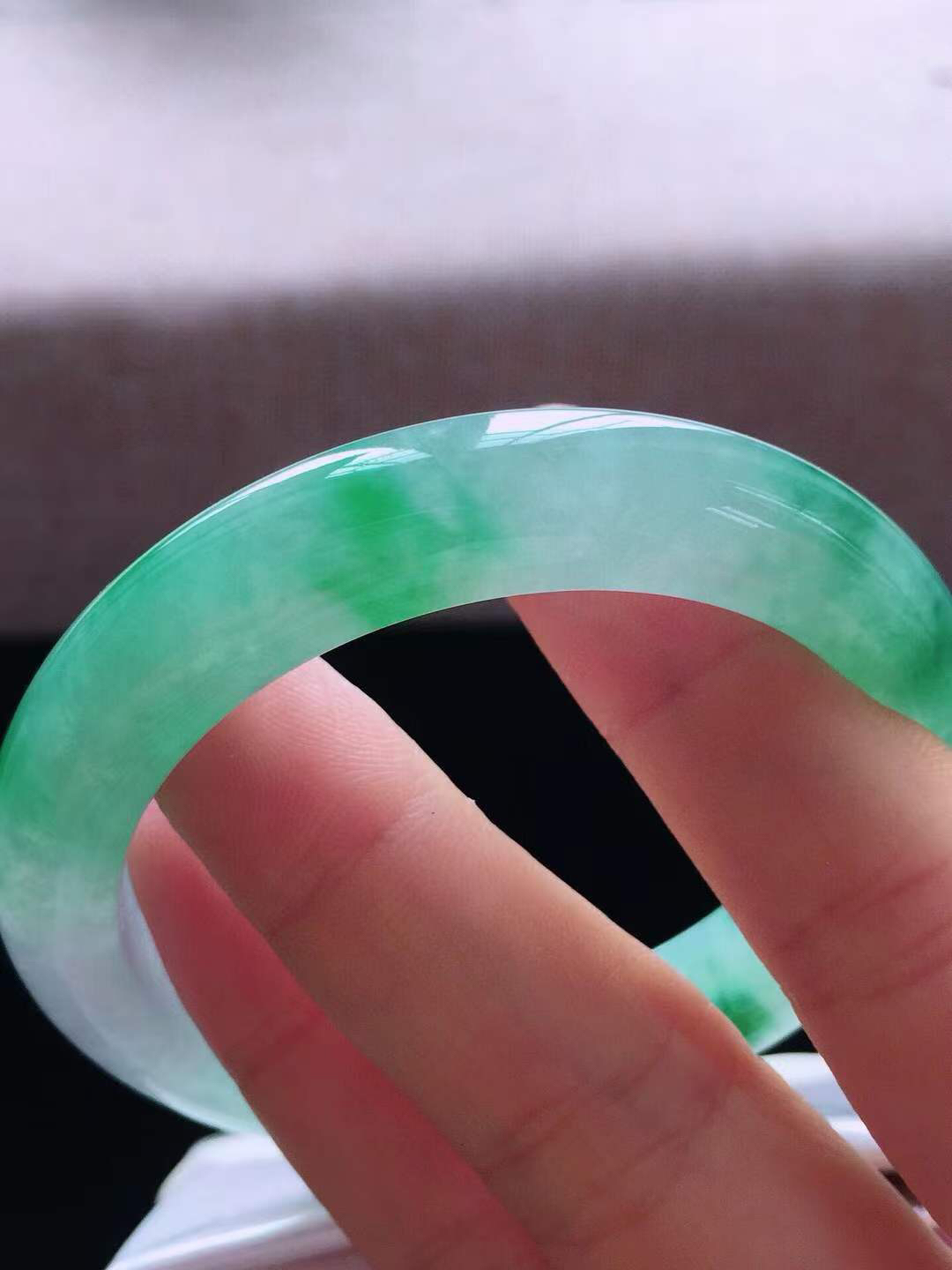 【翡翠名称】老坑种冰飘绿52.6正圈口手镯
【翡翠尺寸】52.6*10.6*8.3mm适合51.6-54正圈口佩戴
【翡翠描述】宝贝种老水足，玉质细腻，色泽靓丽，性价比高，佩戴效果好！
【其它赠送】权威证书/精美挂绳盒子/支持全国复检