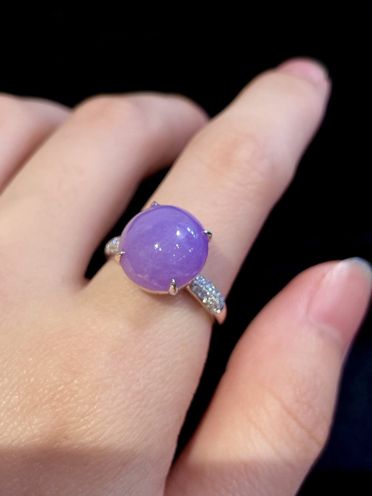 ️ 18K紫罗兰蛋面戒指颜色浓郁漂亮，质地细腻，饱满，简约百搭，上身温柔又贵气尺寸：裸石12*11.3*9.8