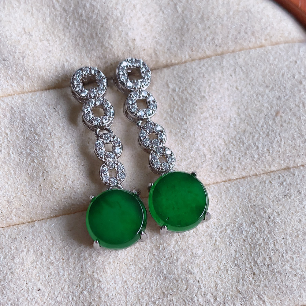 冰满绿翡翠925银镶嵌耳钉，自然光实拍，翠色灵动，颜色漂亮，种老水足，品相佳，佩戴佳品！W481.8  取一整体尺寸：25.8-8-4.3mm  裸石尺寸：8mm