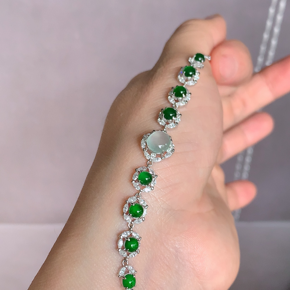 冰润满绿翡翠蛋面手链，水水润润，珠圆玉润，颜色鲜艳，妙明清净，清秀高雅，佩戴效果优雅迷人！性价比超值 W502.8  取一尺寸：10.5-10.5-6mm    裸石尺寸：7mm