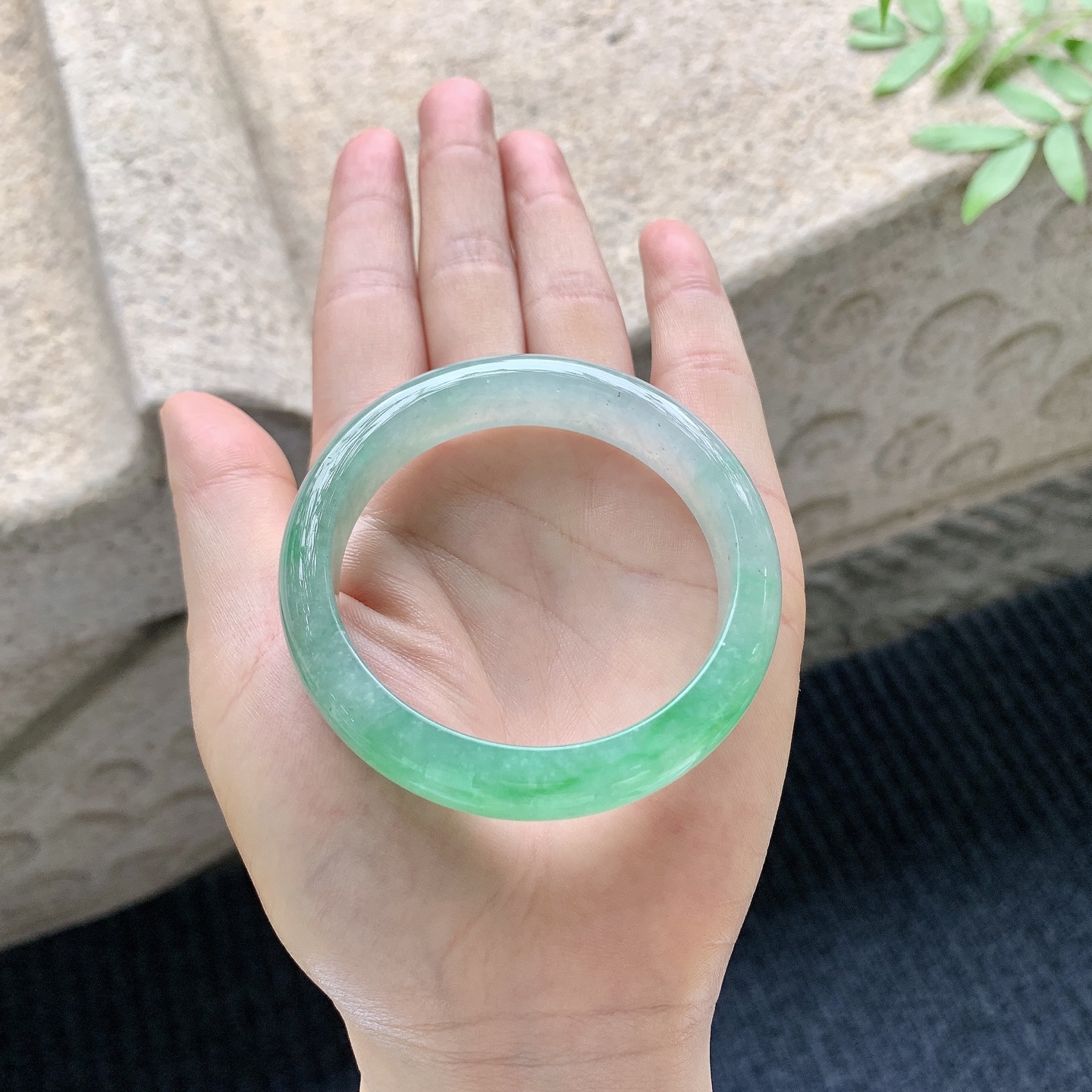 正圈50 51 【圈口】51.5/12/7.2 【编码】A1041041 【描述】糯冰飘绿，水润，种