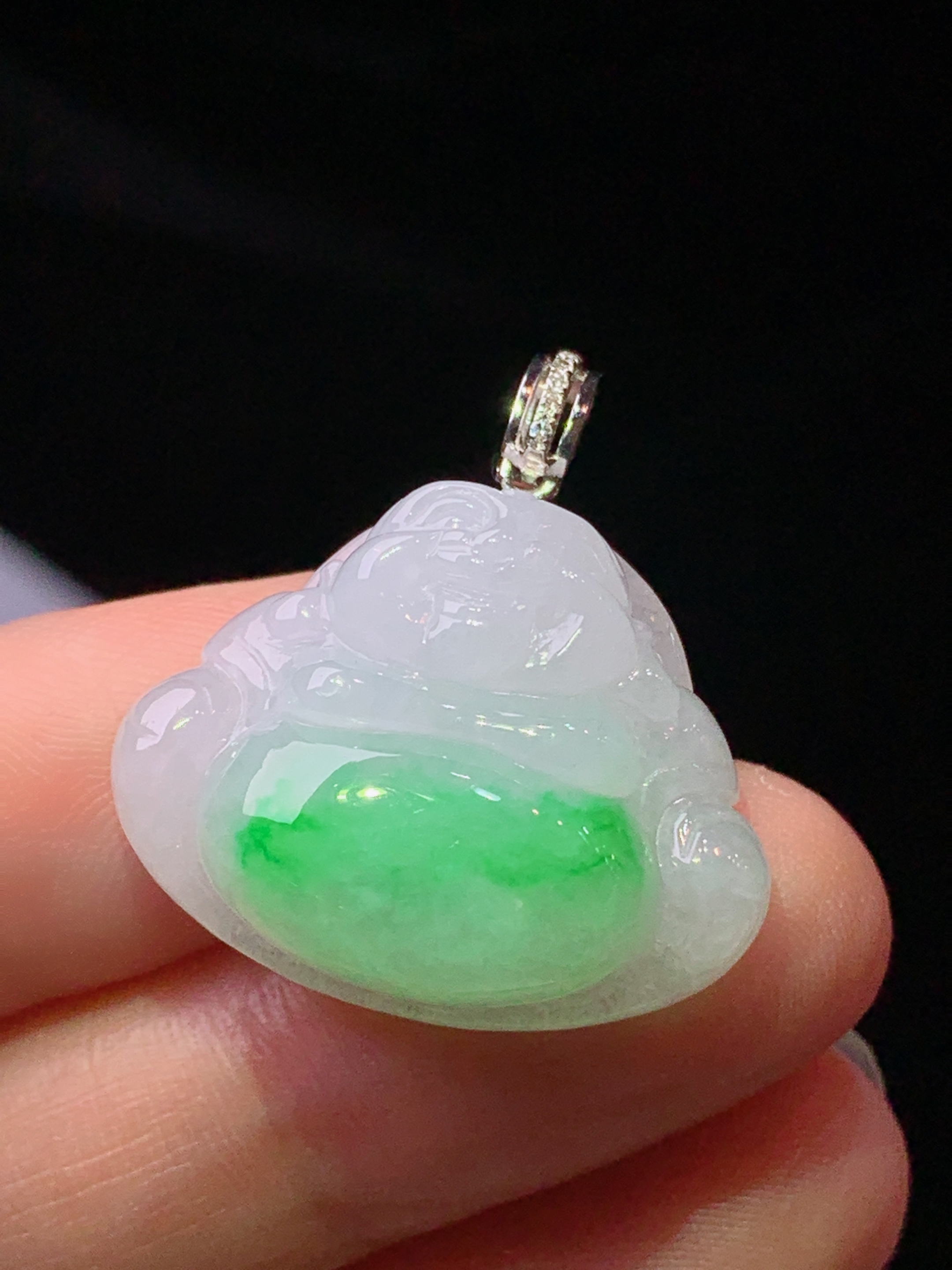 18k金镶嵌飘绿佛公吊坠 玉质细腻 色泽艳丽清新 水润亮眼 整体尺寸26.7*25.3*8.5L4