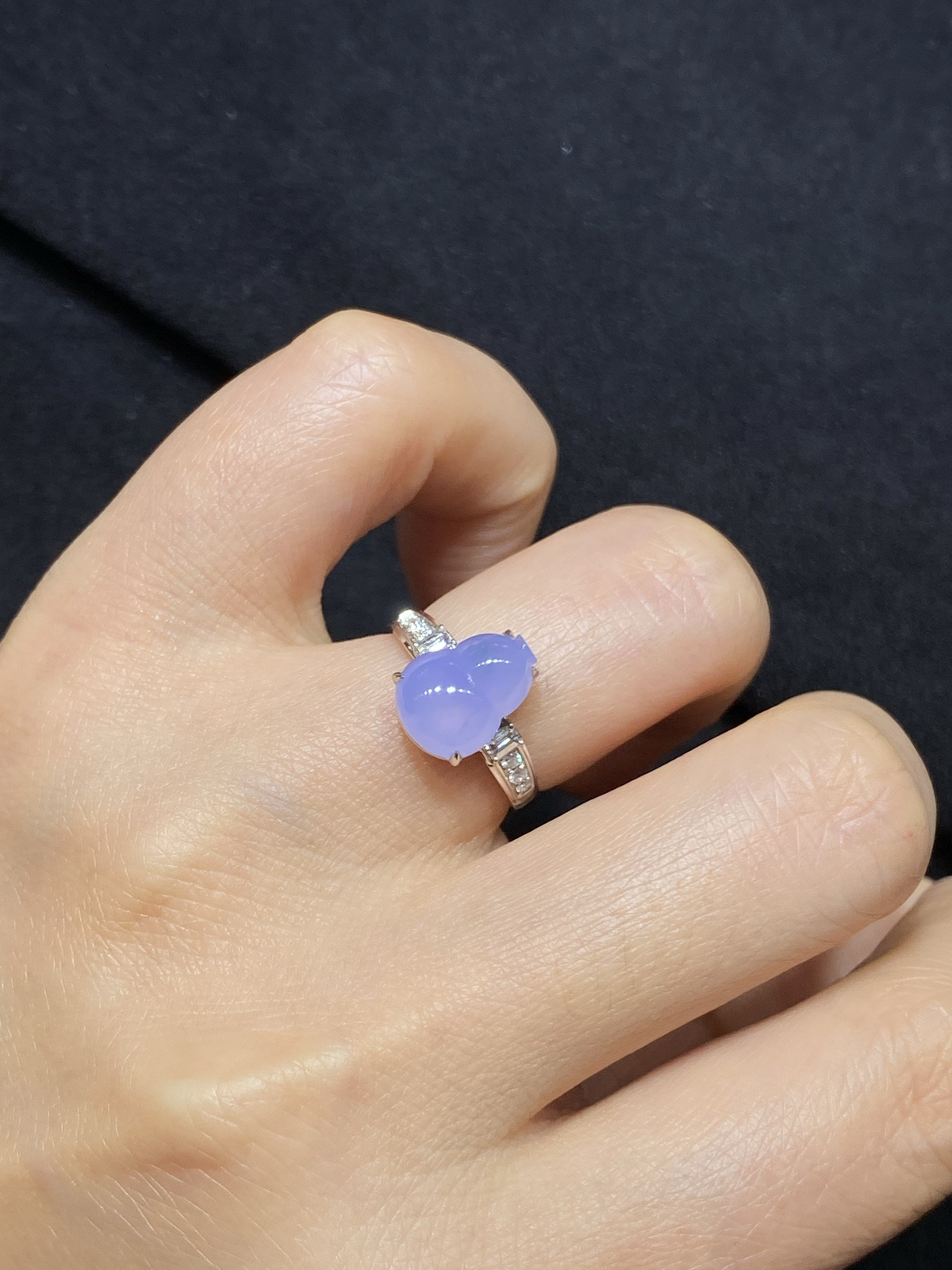 高冰 仙紫 葫芦 简镶 戒指 18k

整体尺寸11.6-8.5-7.4