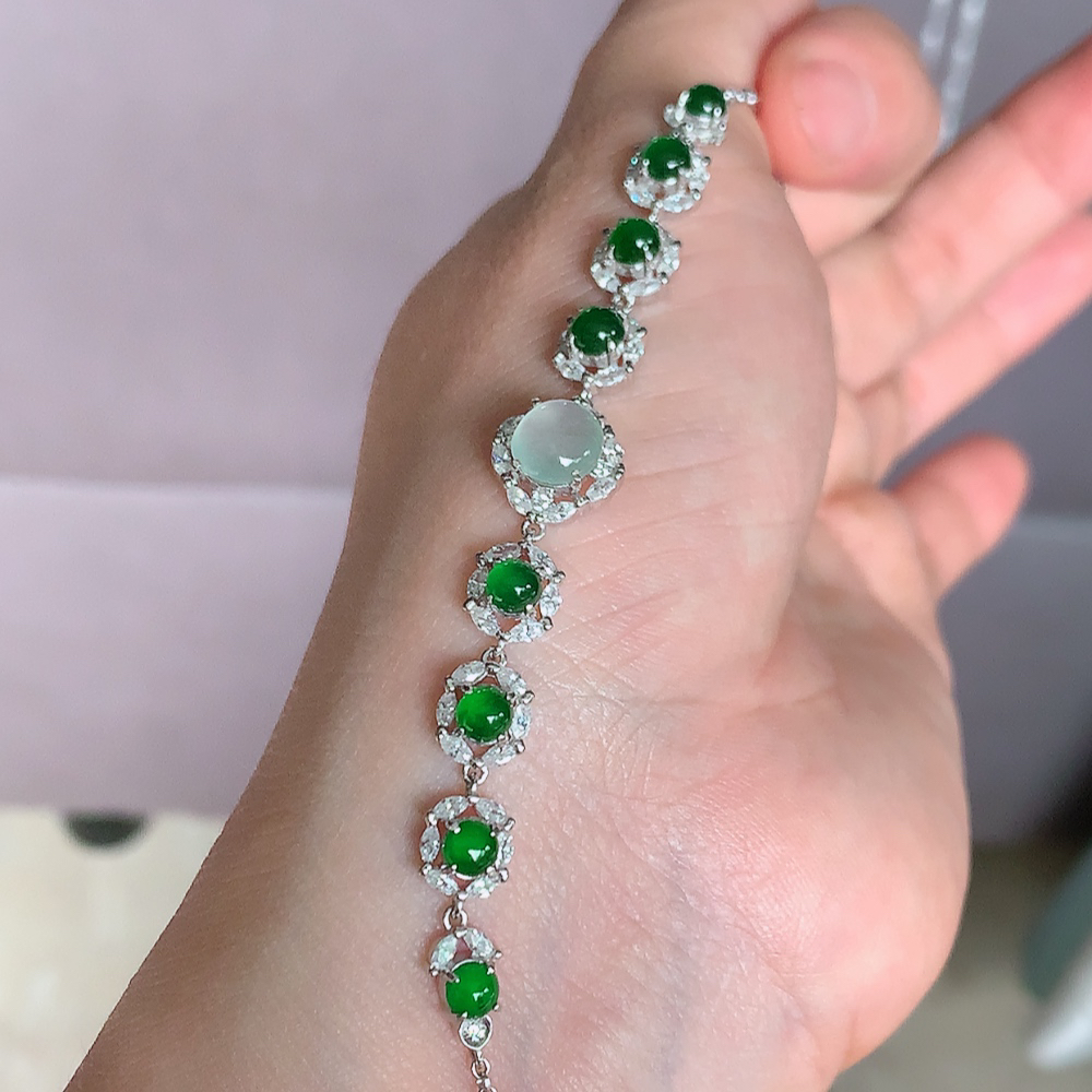 冰润满绿翡翠蛋面手链，水水润润，珠圆玉润，颜色鲜艳，妙明清净，清秀高雅，佩戴效果优雅迷人！性价比超值 W502.8  取一尺寸：10.5-10.5-6mm    裸石尺寸：7mm