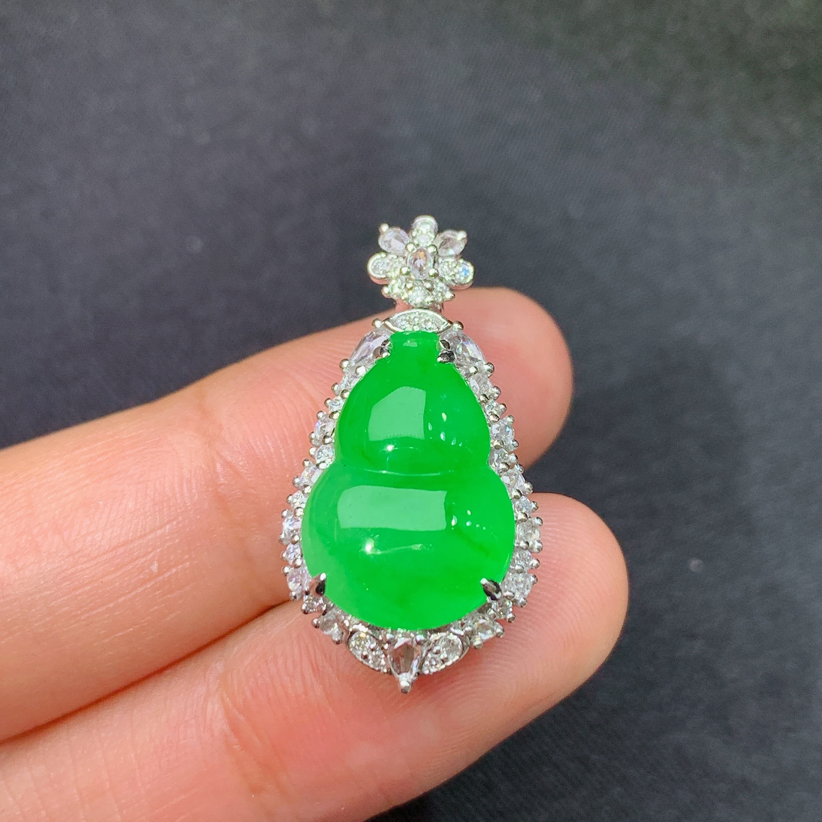 冰阳绿葫芦吊坠，18k金镶嵌，冰润色阳，玉质细腻，种水足，Jz 尺寸26.7*13.9*9.4