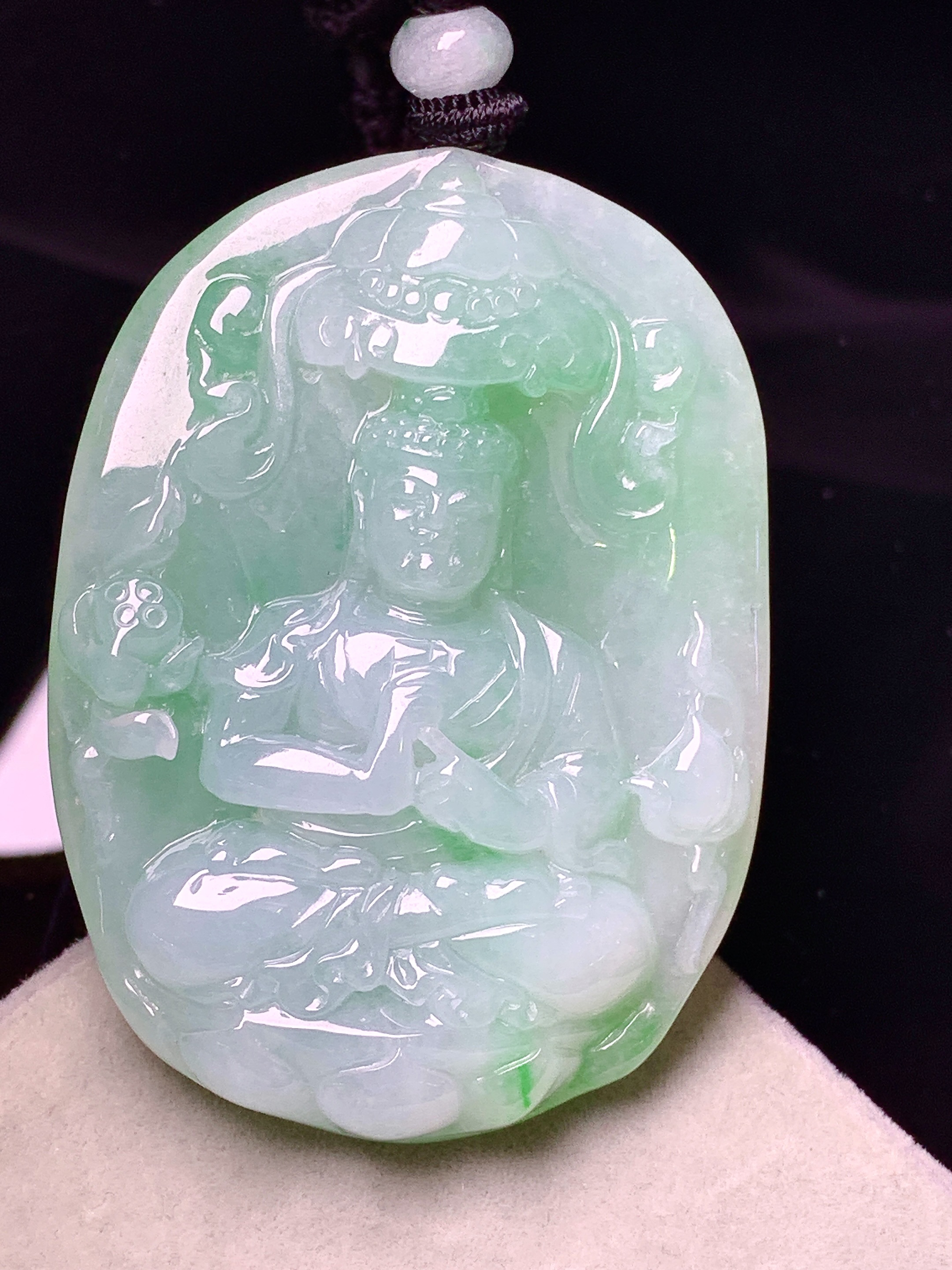 飘绿观音菩萨吊坠 玉质细腻 色泽艳丽清新 水润亮眼 整体尺寸53.5*39.3*10.2w1